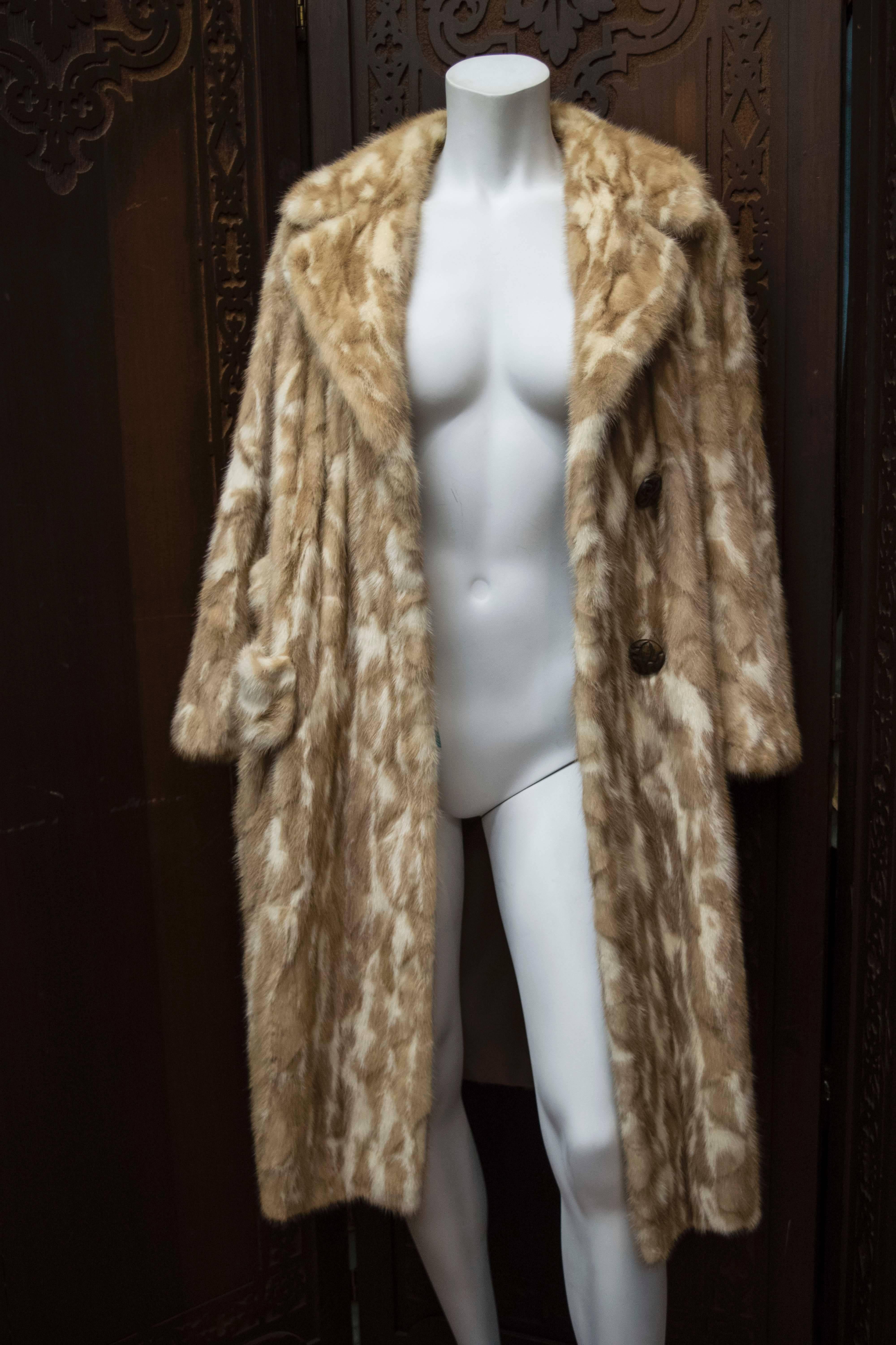 Two Tone Mink Fur Coat

Stunning Mink fur coat with belt back, made from cream and sable Mink pelts. 

B 42
W 40
H 44
L 48