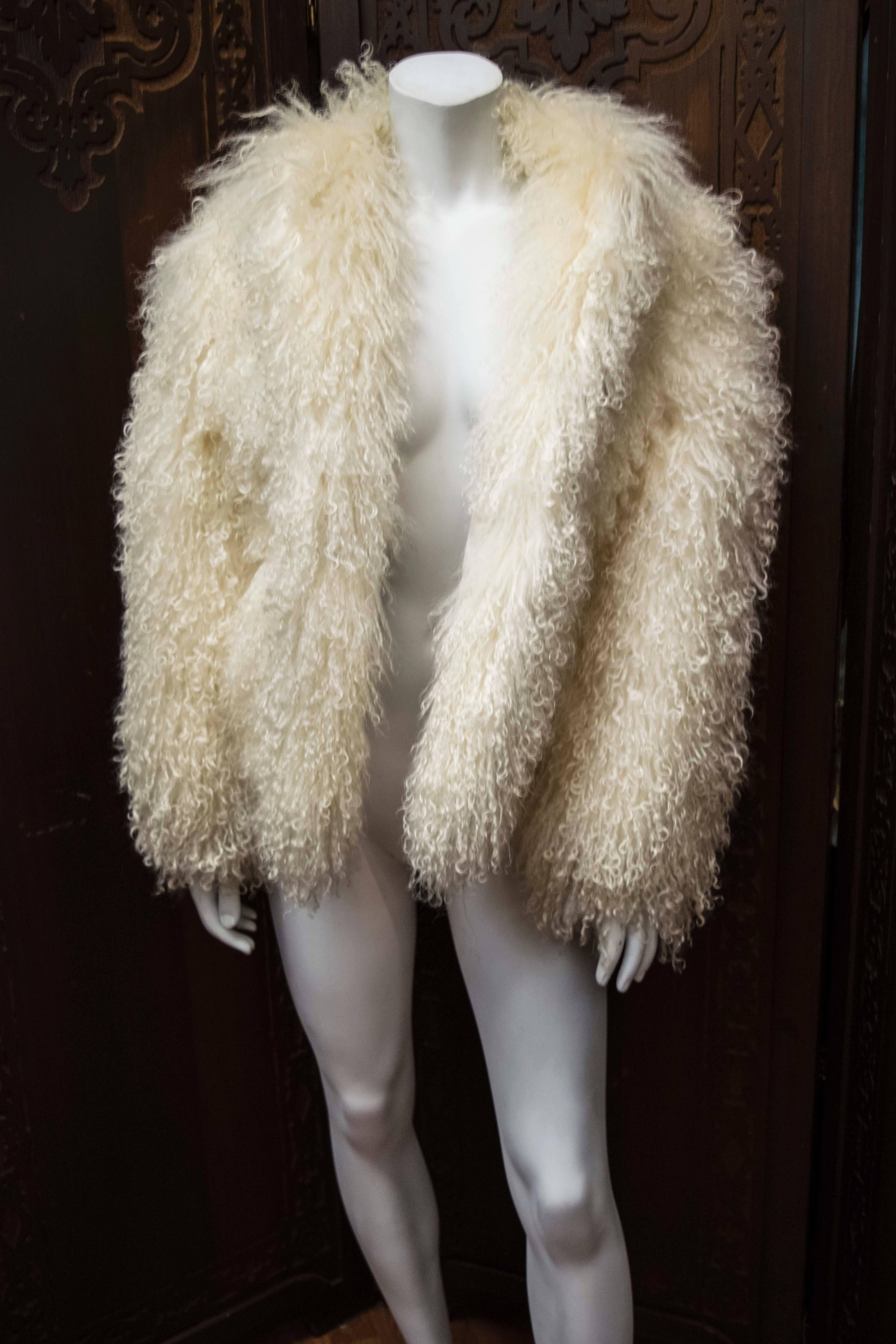 80s Oscar De La Renta White Mongolian Lambs Wool Jacket  

Absolutely stunning Oscar de la Renta jacket with made from superb Mongolian lambs wool. 

B 40
H 42
L 29