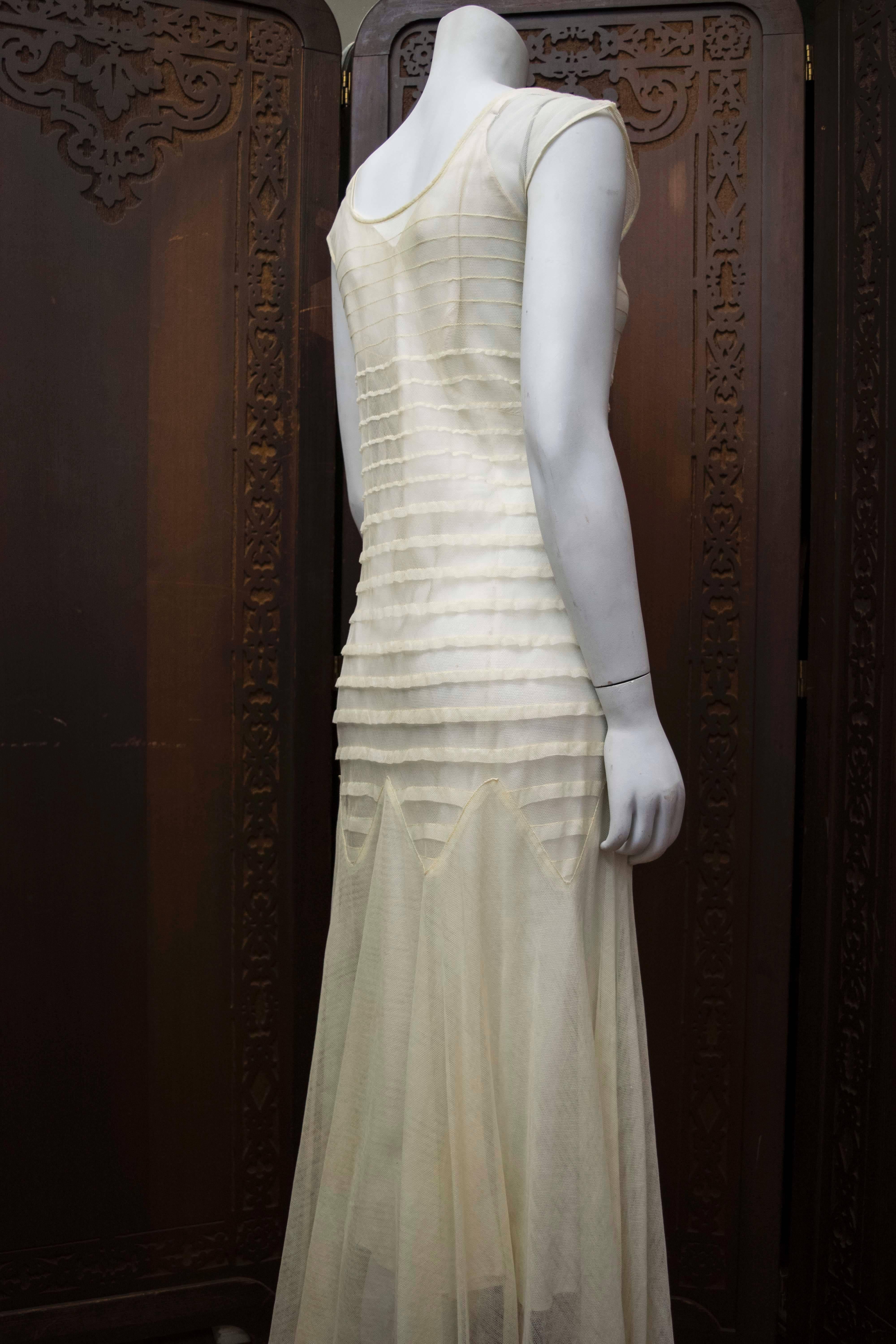 1930er Jahre Cremefarbenes Spitzen-Hochzeitskleid (Grau) im Angebot
