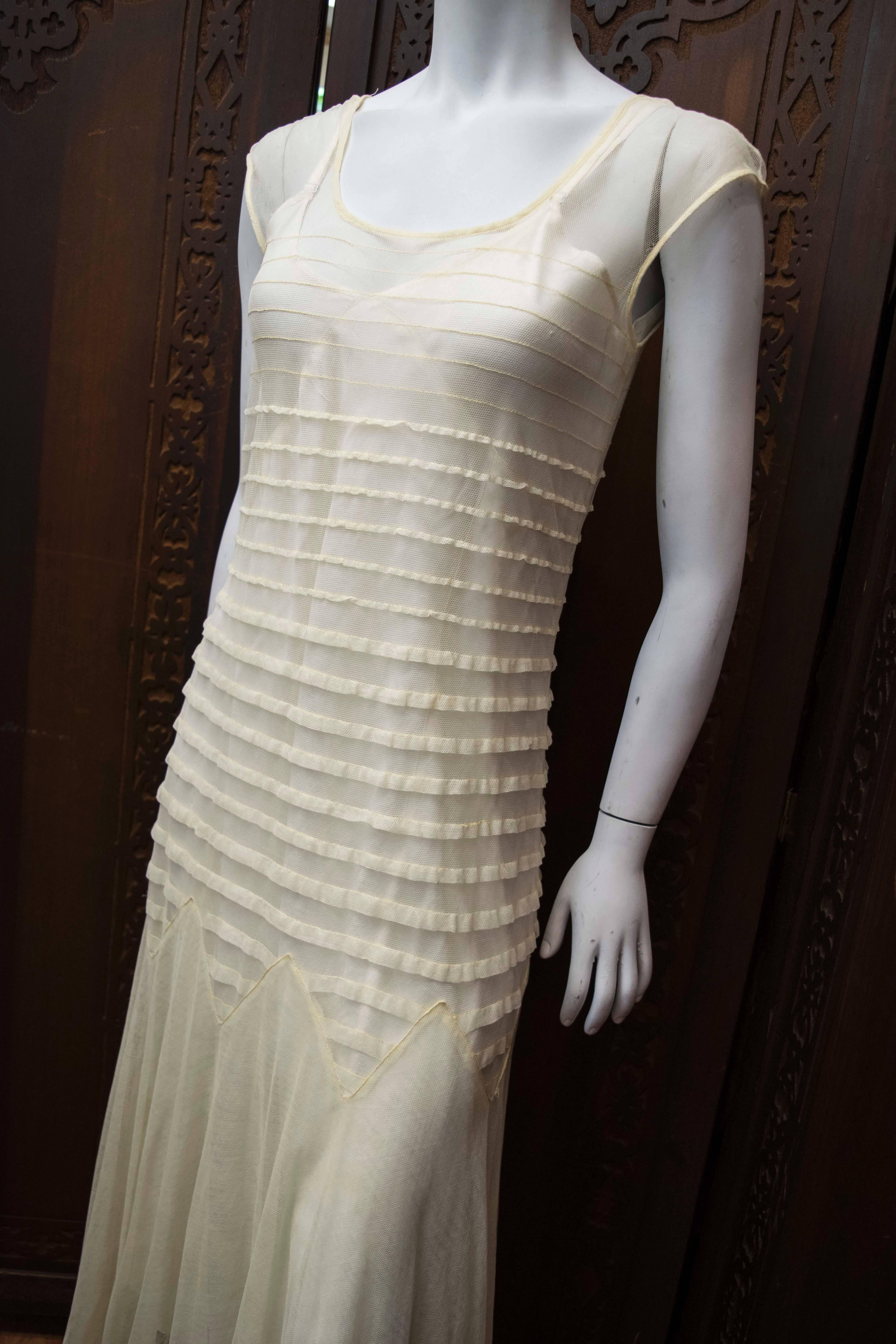 1930er Jahre Cremefarbenes Spitzen-Hochzeitskleid Damen im Angebot