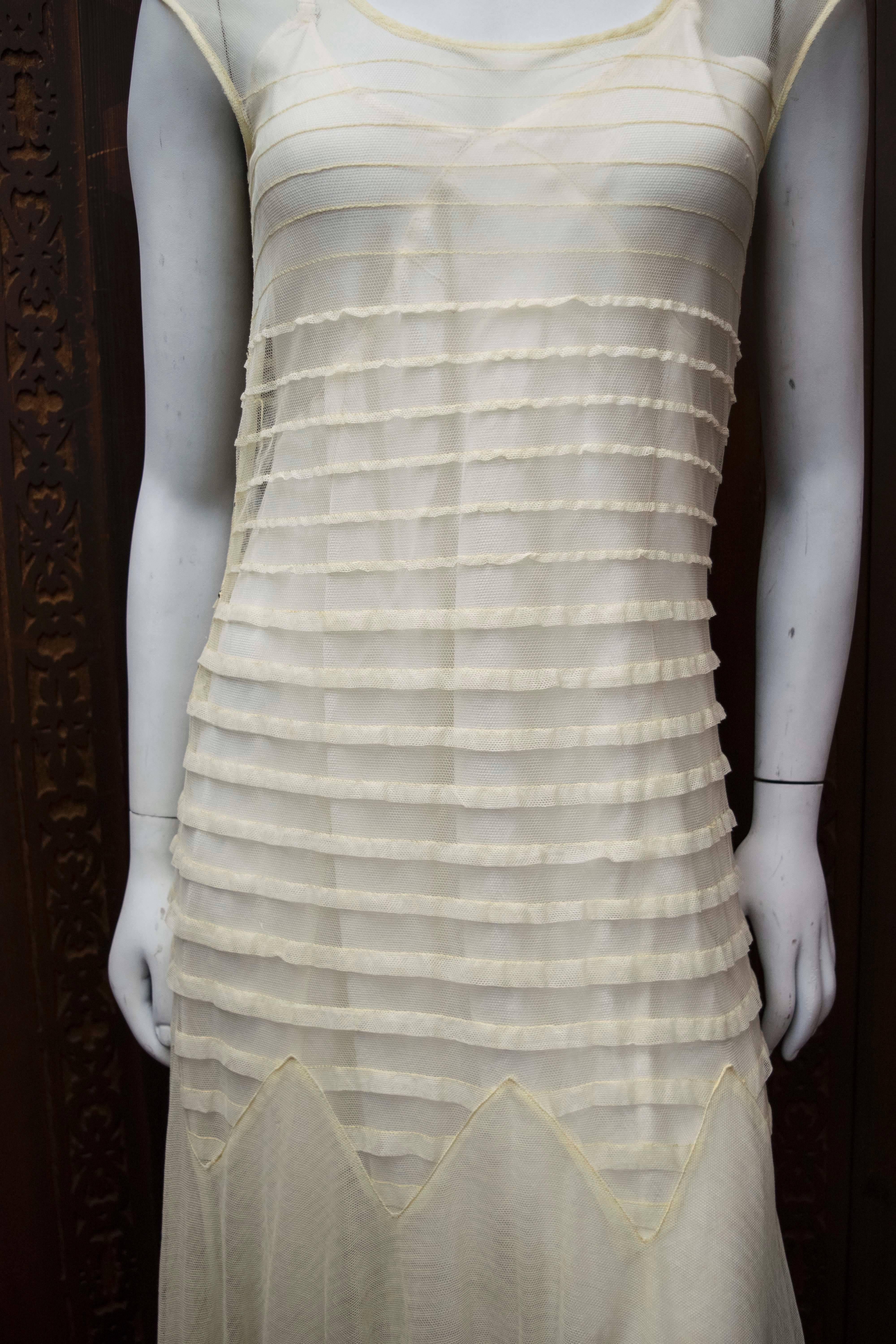 1930er Jahre Cremefarbenes Spitzen-Hochzeitskleid im Angebot 1