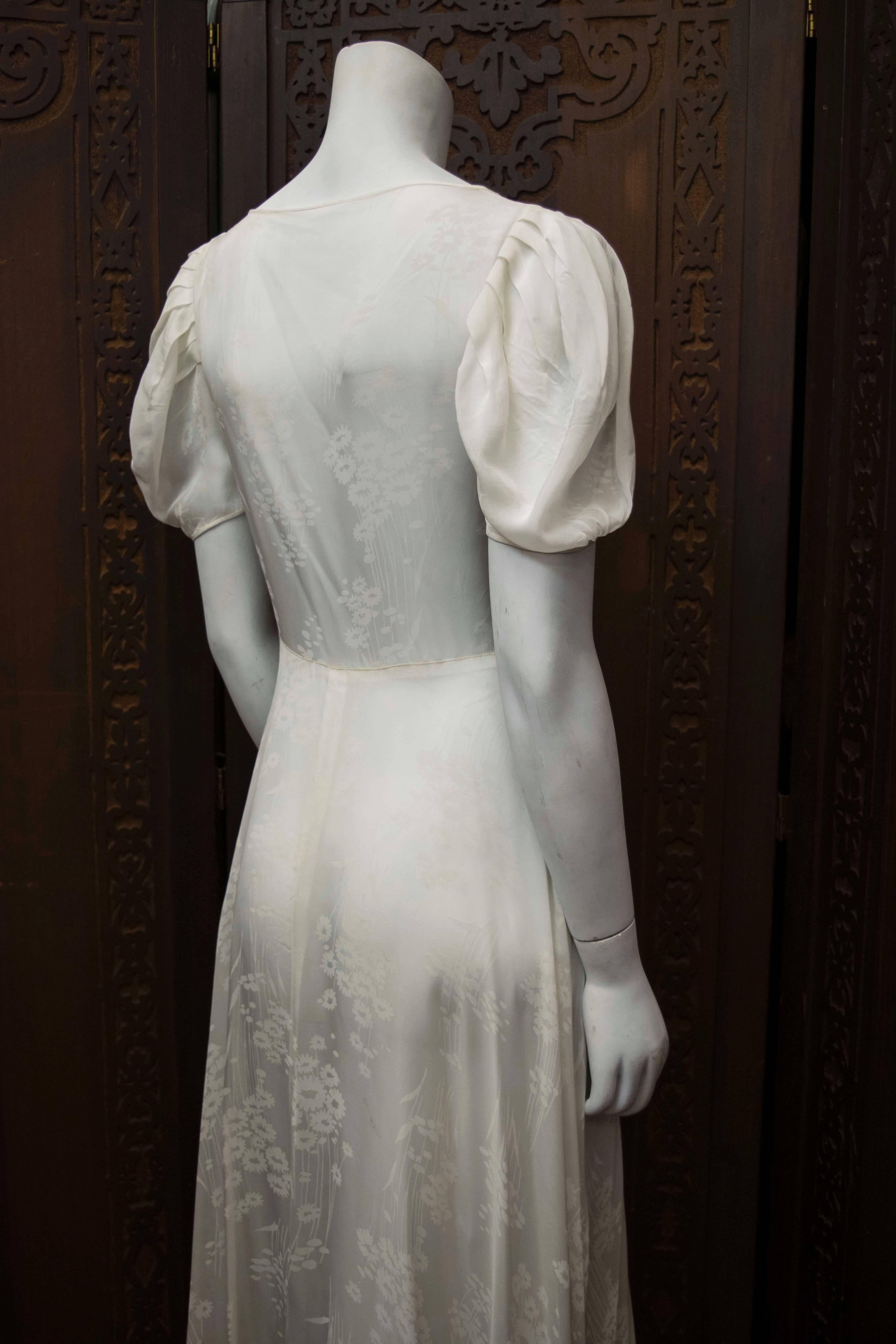 1930s White Silk Gown 

B 30
W 26
H 44
L 60