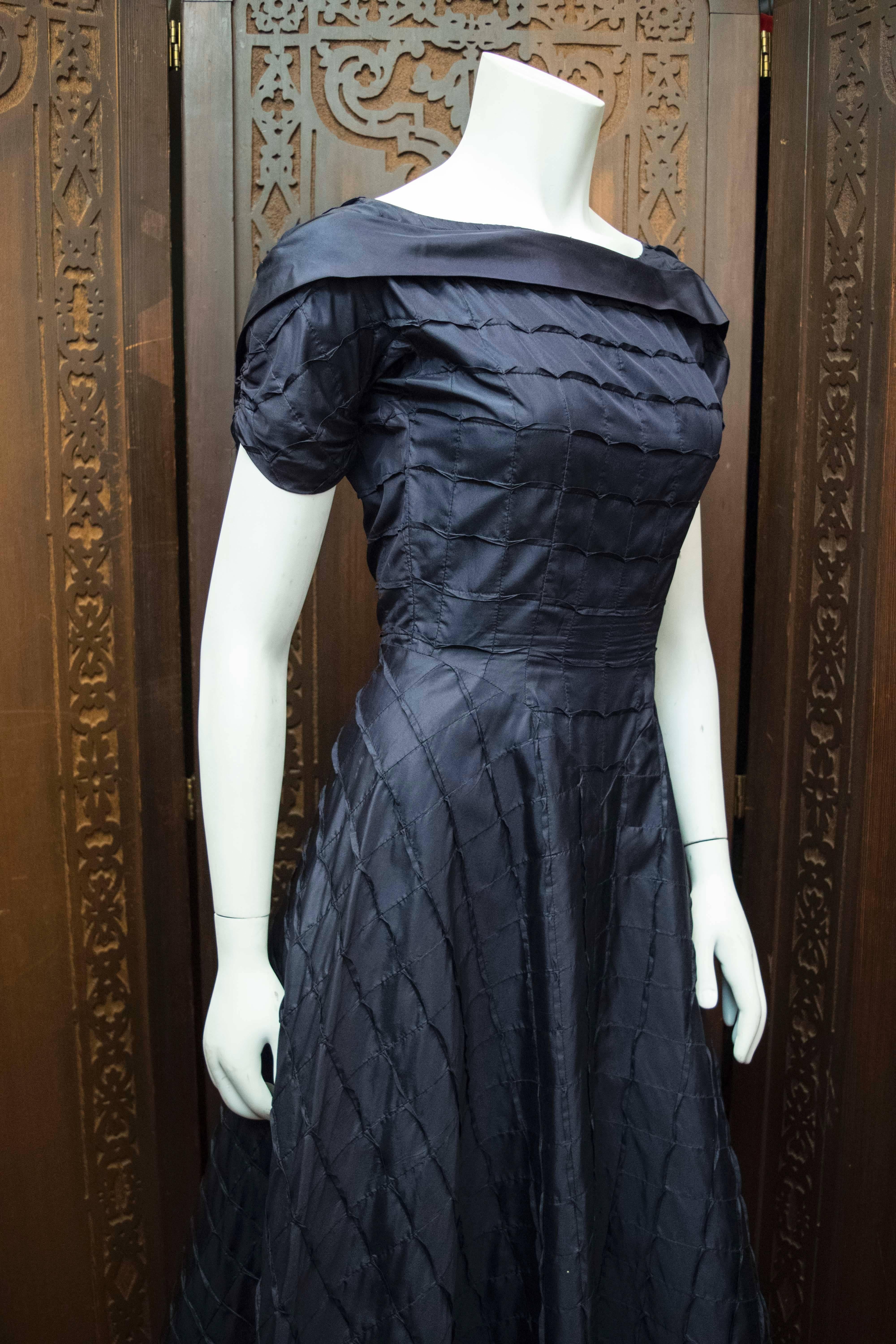 1950s Adele Simpson Navy Blue Cocktail Dress

B 34
W 26
H 42
L 45

