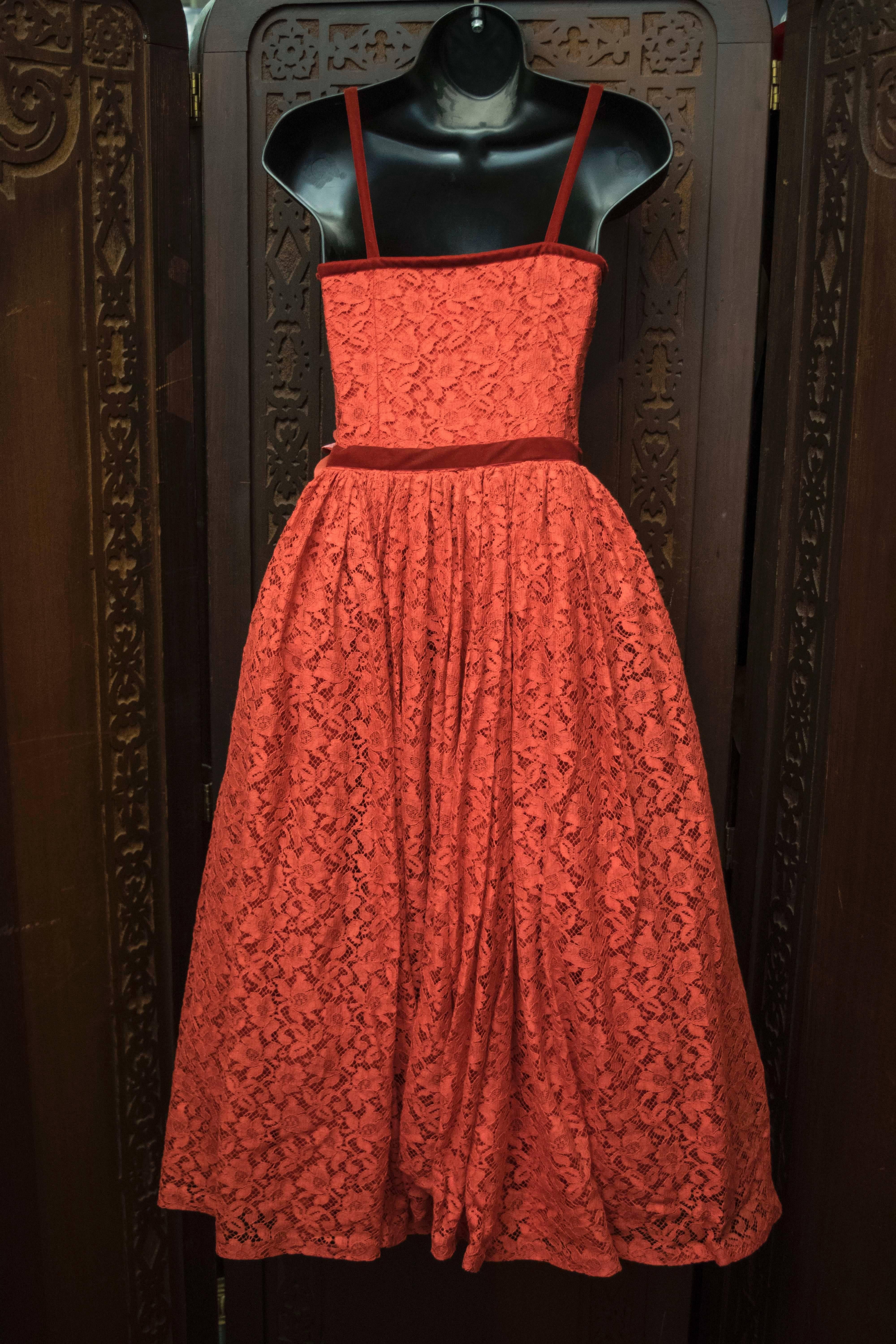 Robe de cocktail en dentelle rouge des années 1950 Pour femmes en vente