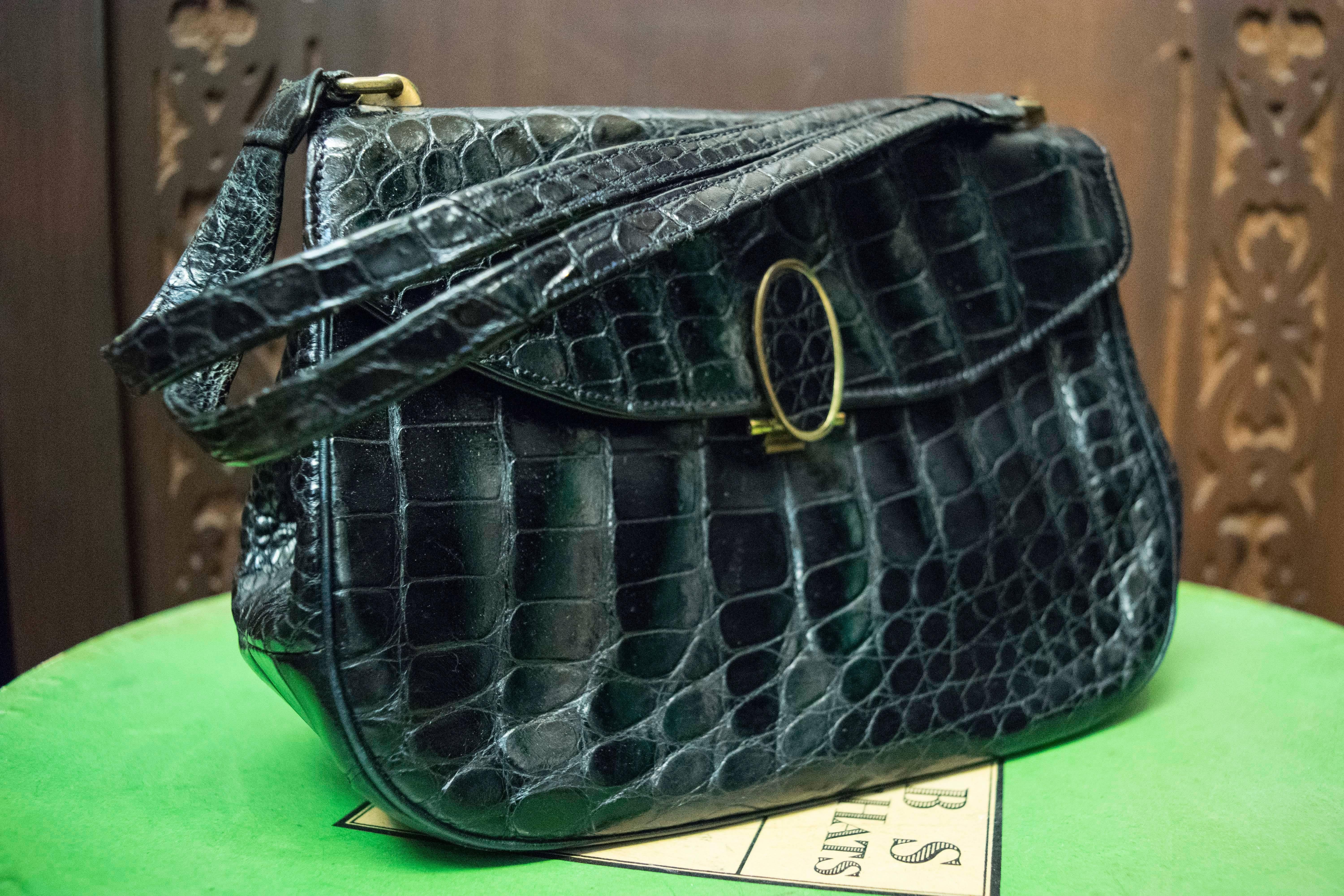 1950s Black Alligator Rendl Handbag 

Leather Lined 

L 9
H 6 
D 4