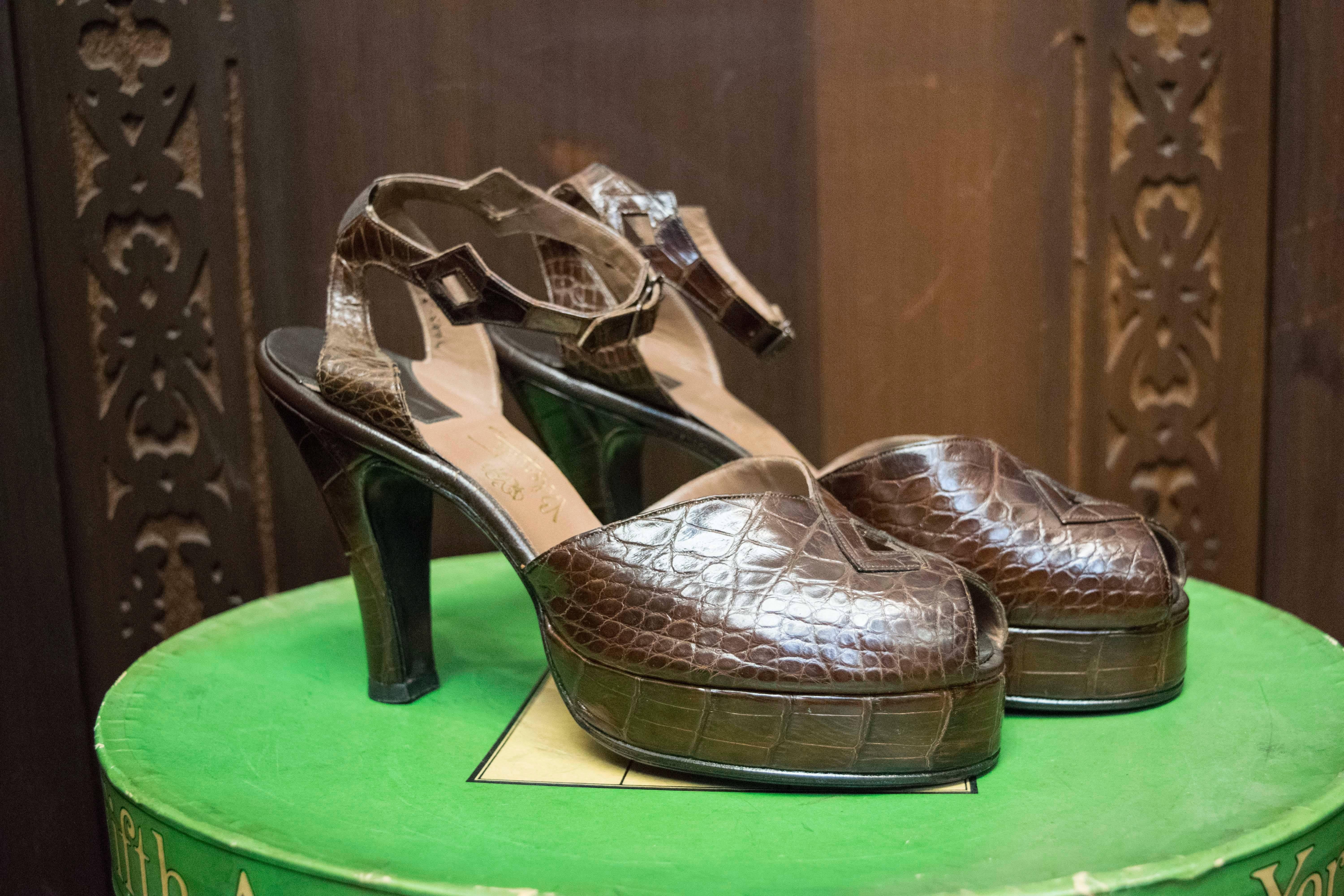 1940s Beleganti Dark Brown Alligator Platform High Heels

Size 7

Hand made with leather sole.