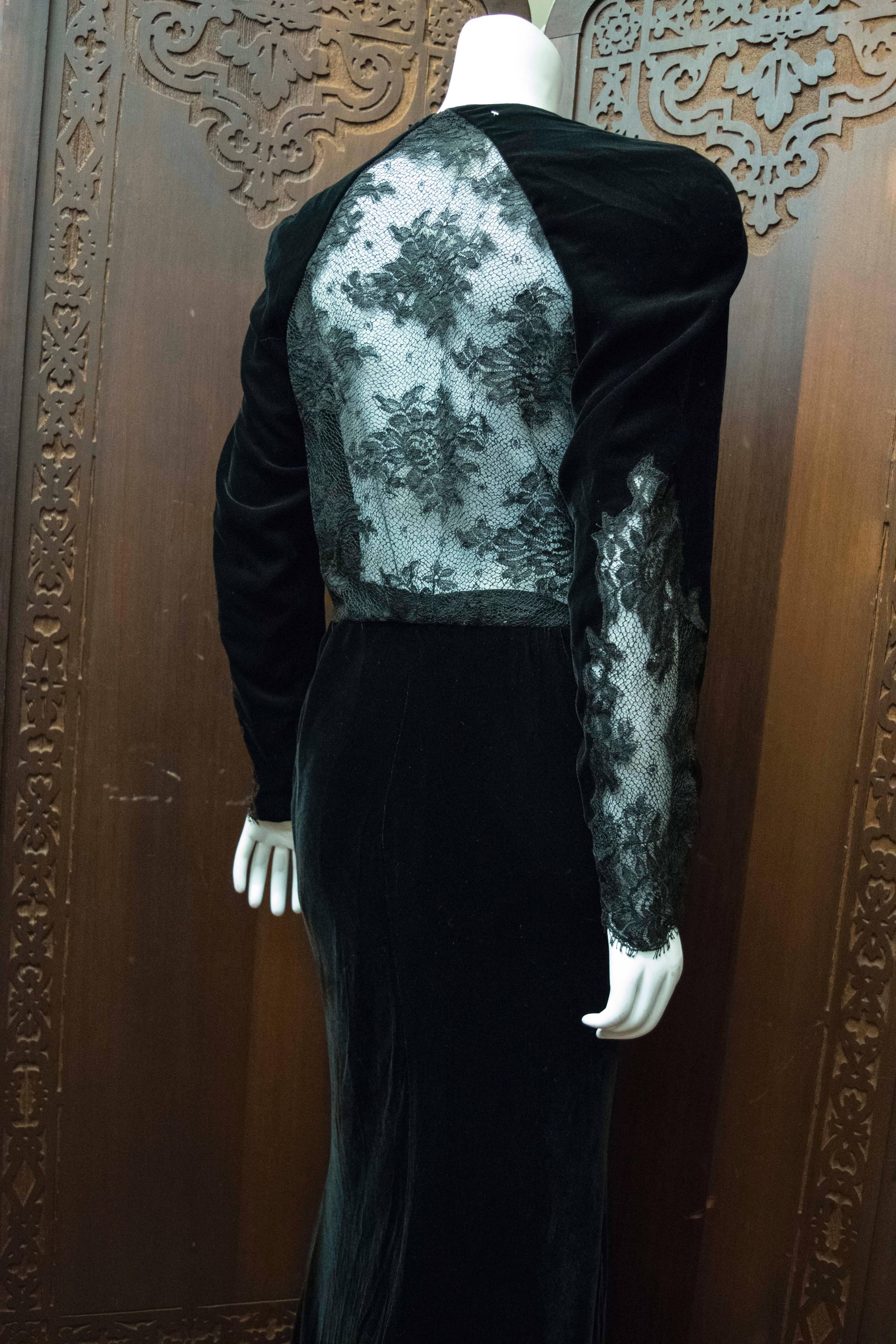 Noir Bergdorf Goodman - Robe de soirée en velours noir des années 1980 en vente