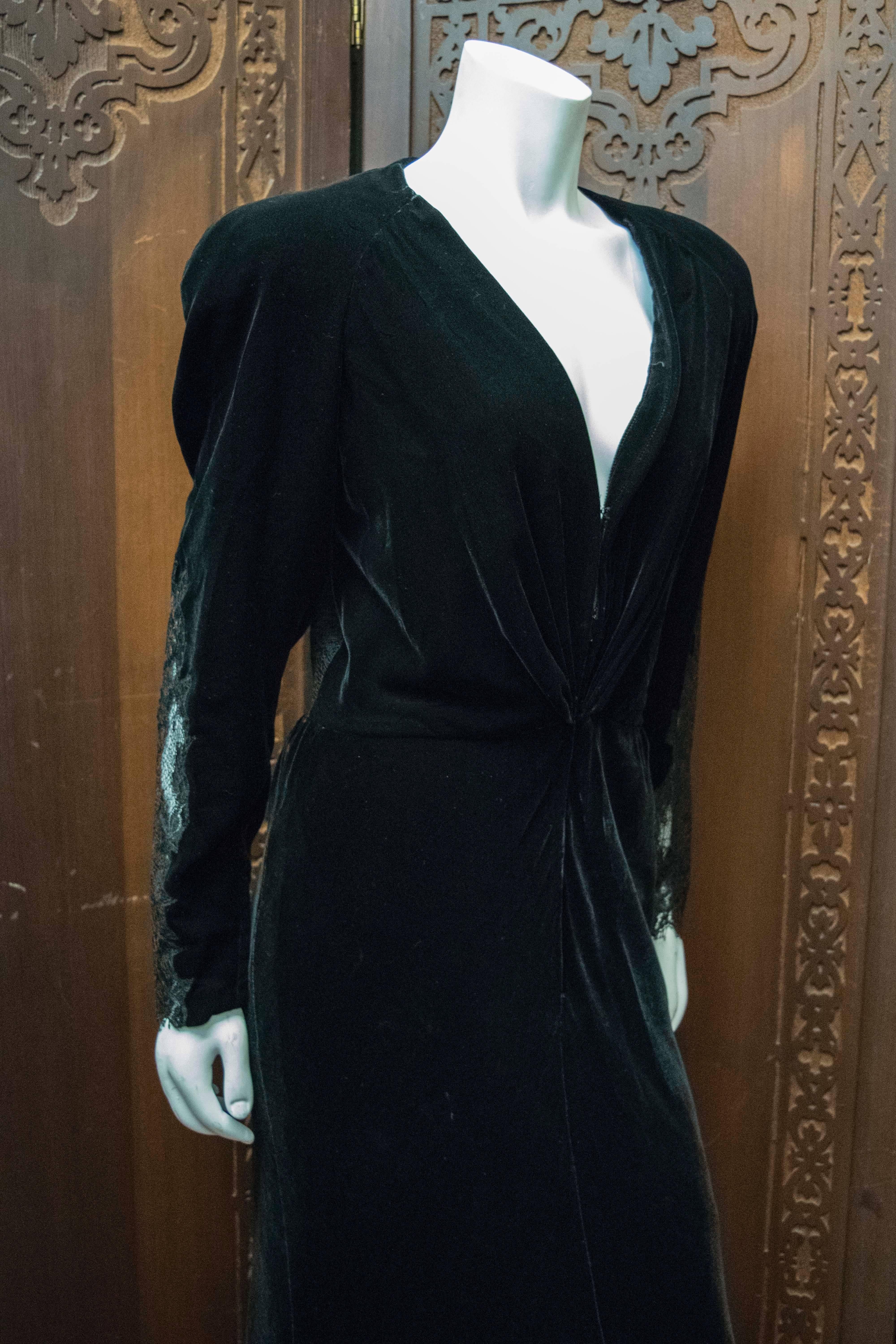 1980s Bergdorf Goodman Black Velvet Evening Dress

Fabulous black velvet evening gown with open lace back and sleeve detailing. 

B 34
W 28
H 40
L 60
