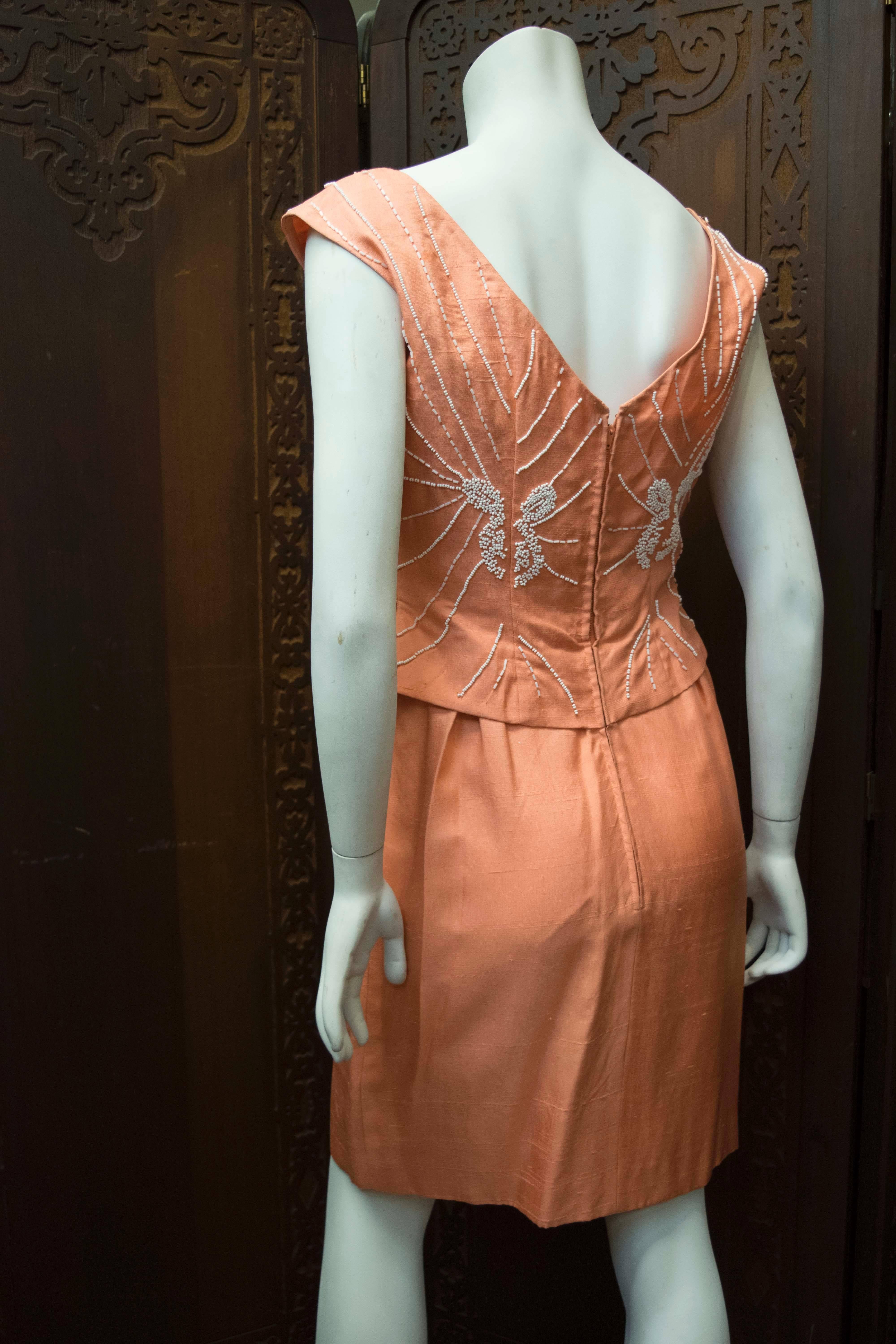 Marron Robe de cocktail perlée rose saumonée des années 1950 en vente