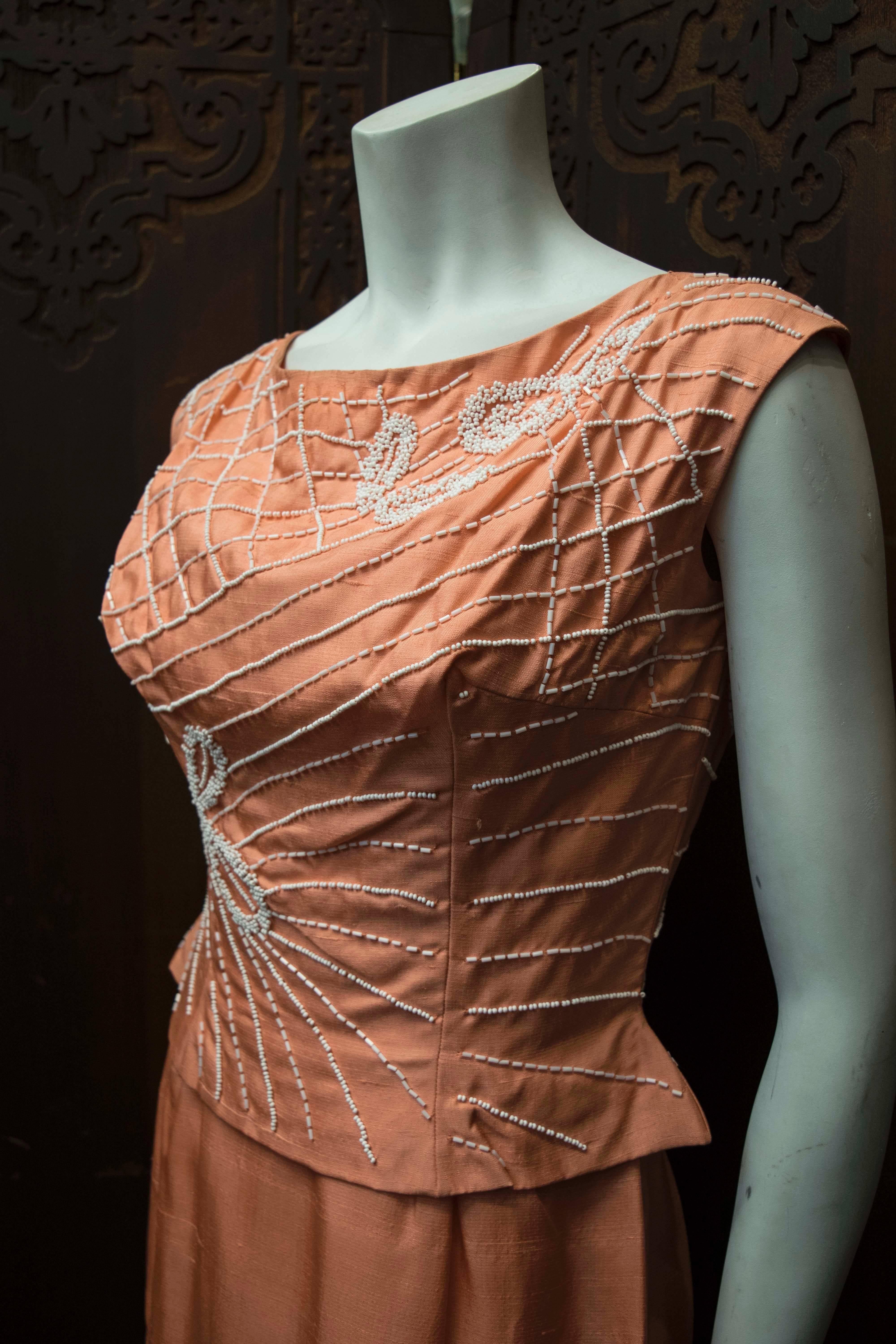 Robe de cocktail perlée rose saumonée des années 1950 Bon état - En vente à San Francisco, CA