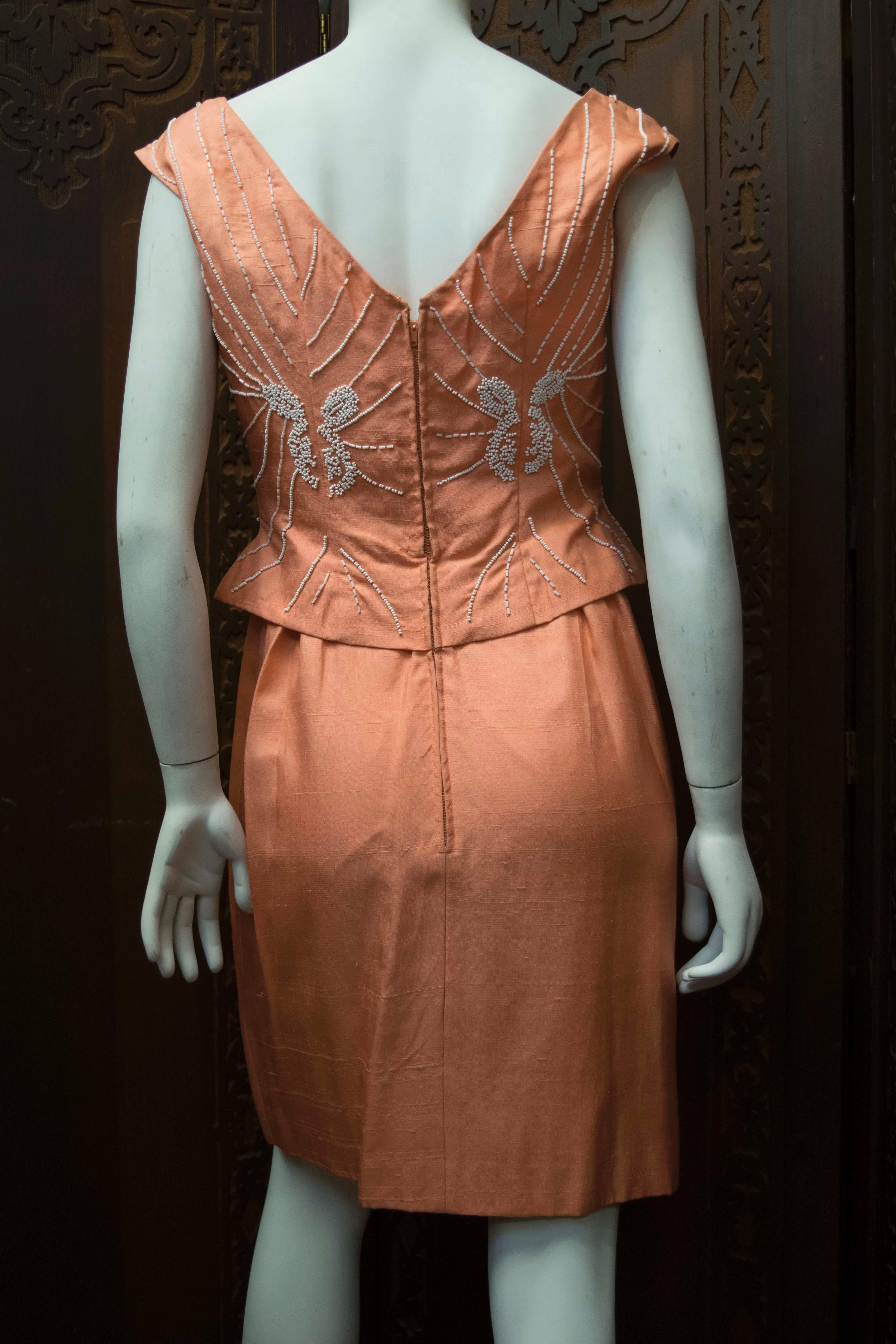 Robe de cocktail perlée rose saumonée des années 1950 Pour femmes en vente