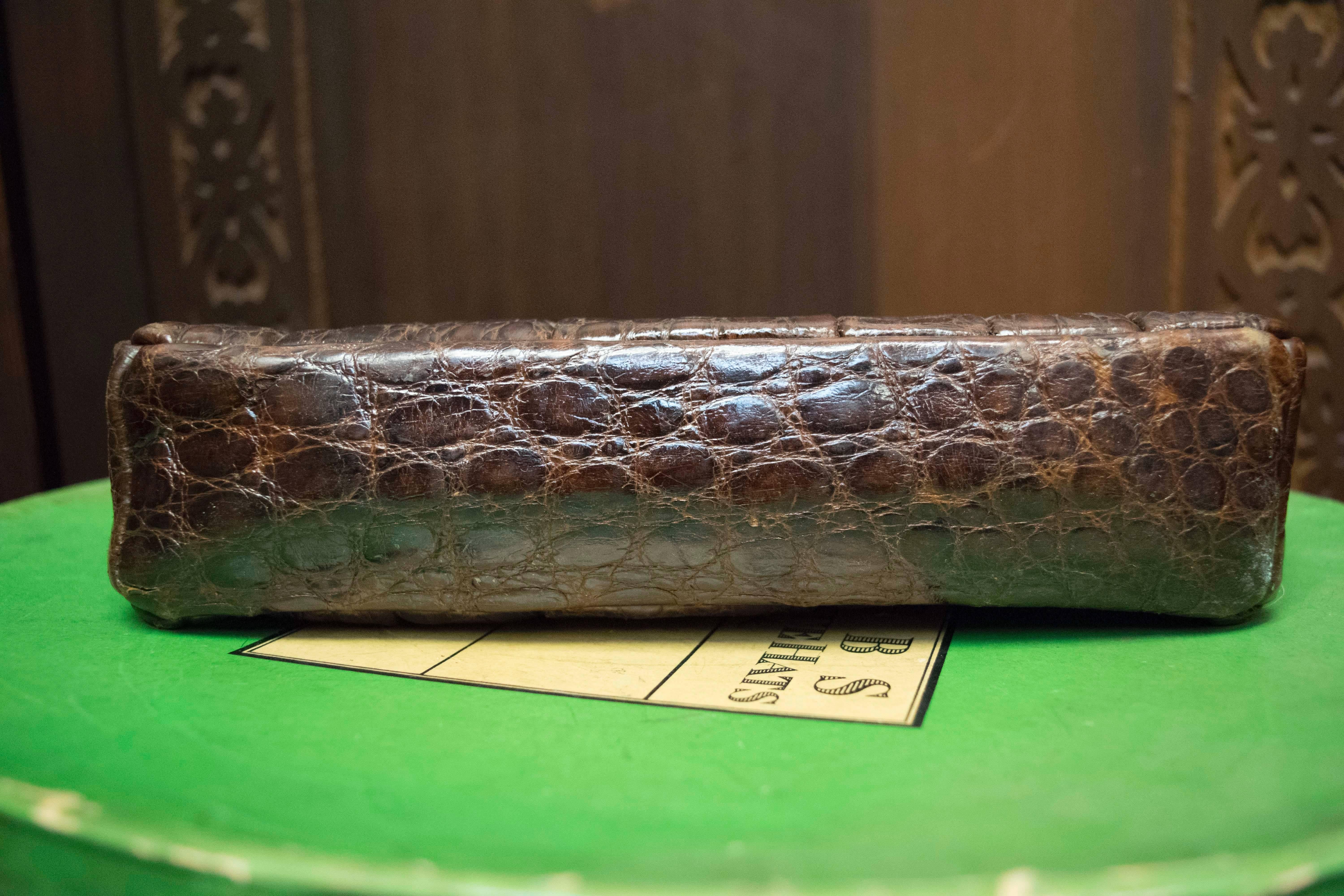 Pochette en alligator brun des années 1940  Bon état - En vente à San Francisco, CA