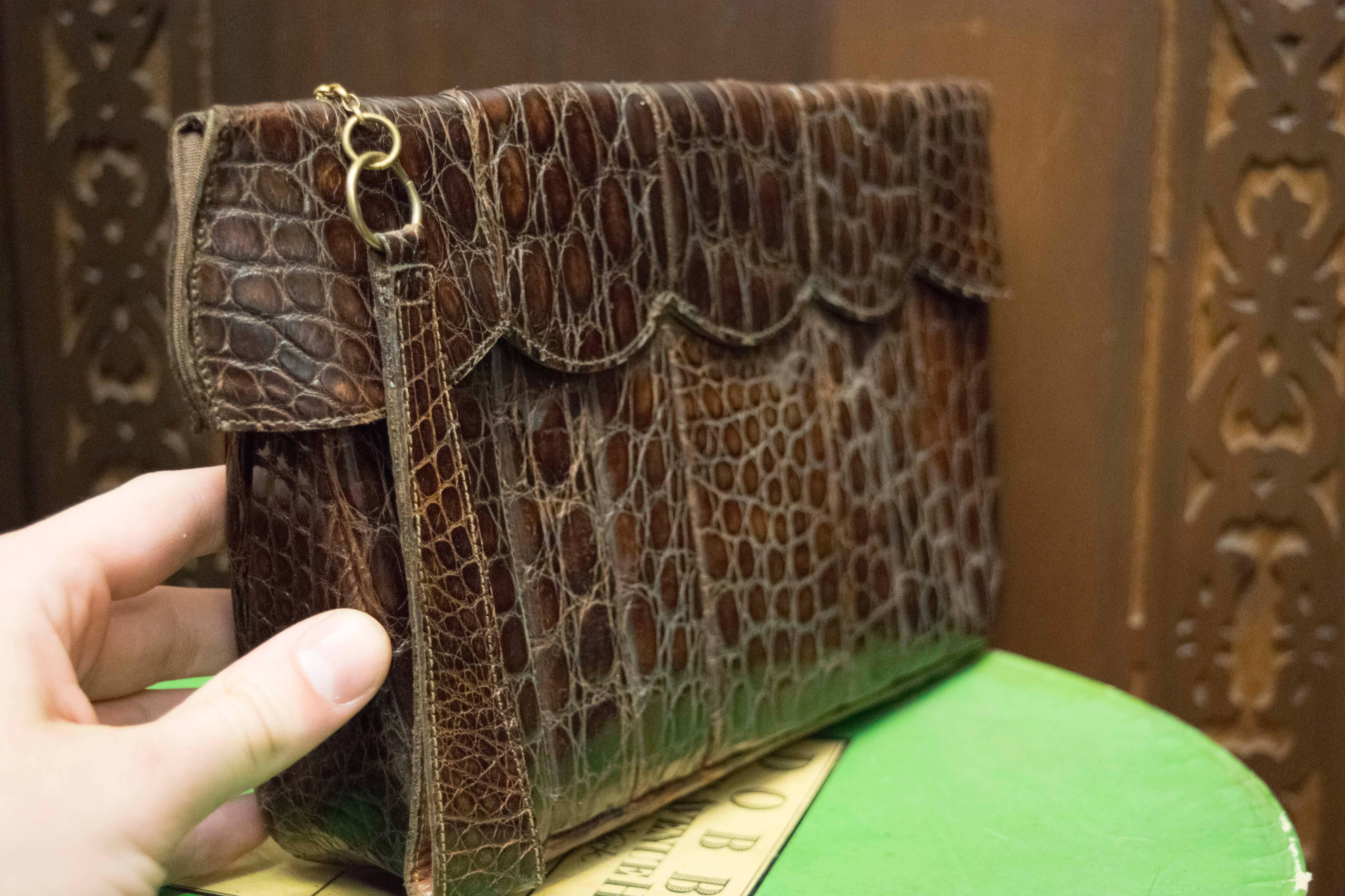 Noir Pochette en alligator brun des années 1940  en vente