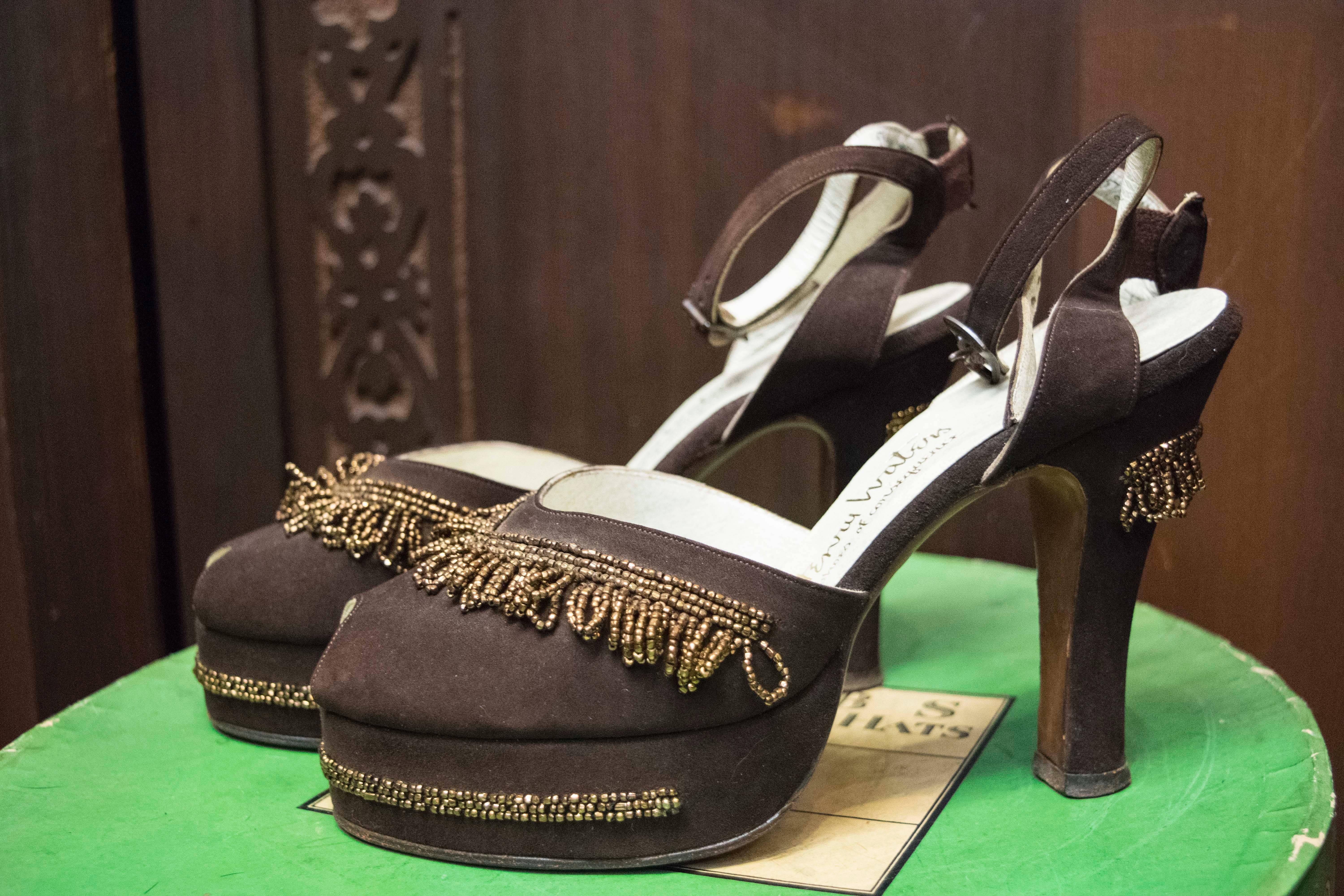chaussures à plateforme en perles marron des années 1940

Taille 6 US