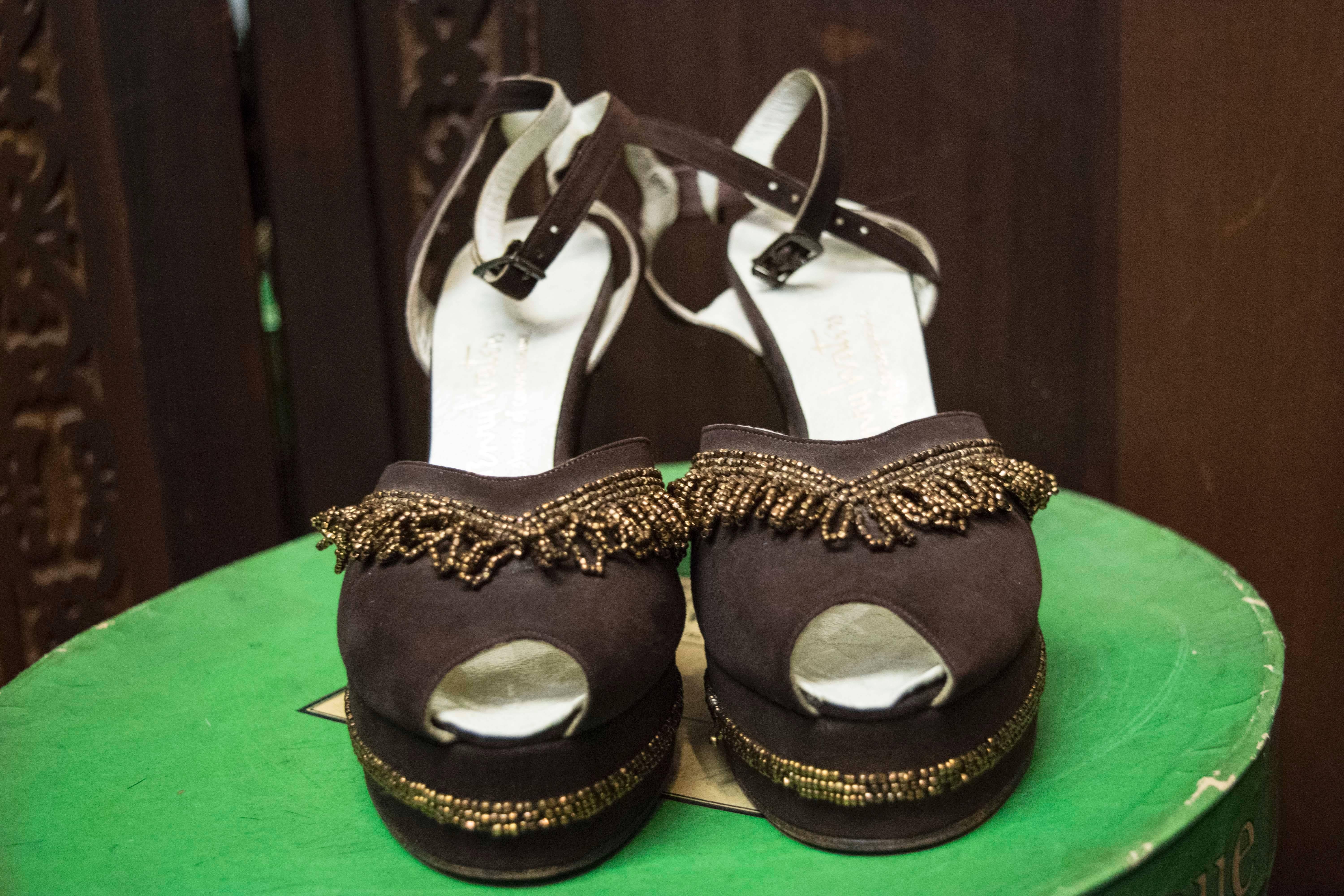 Noir Chaussures à semelles compensées marron perlées des années 1940 en vente