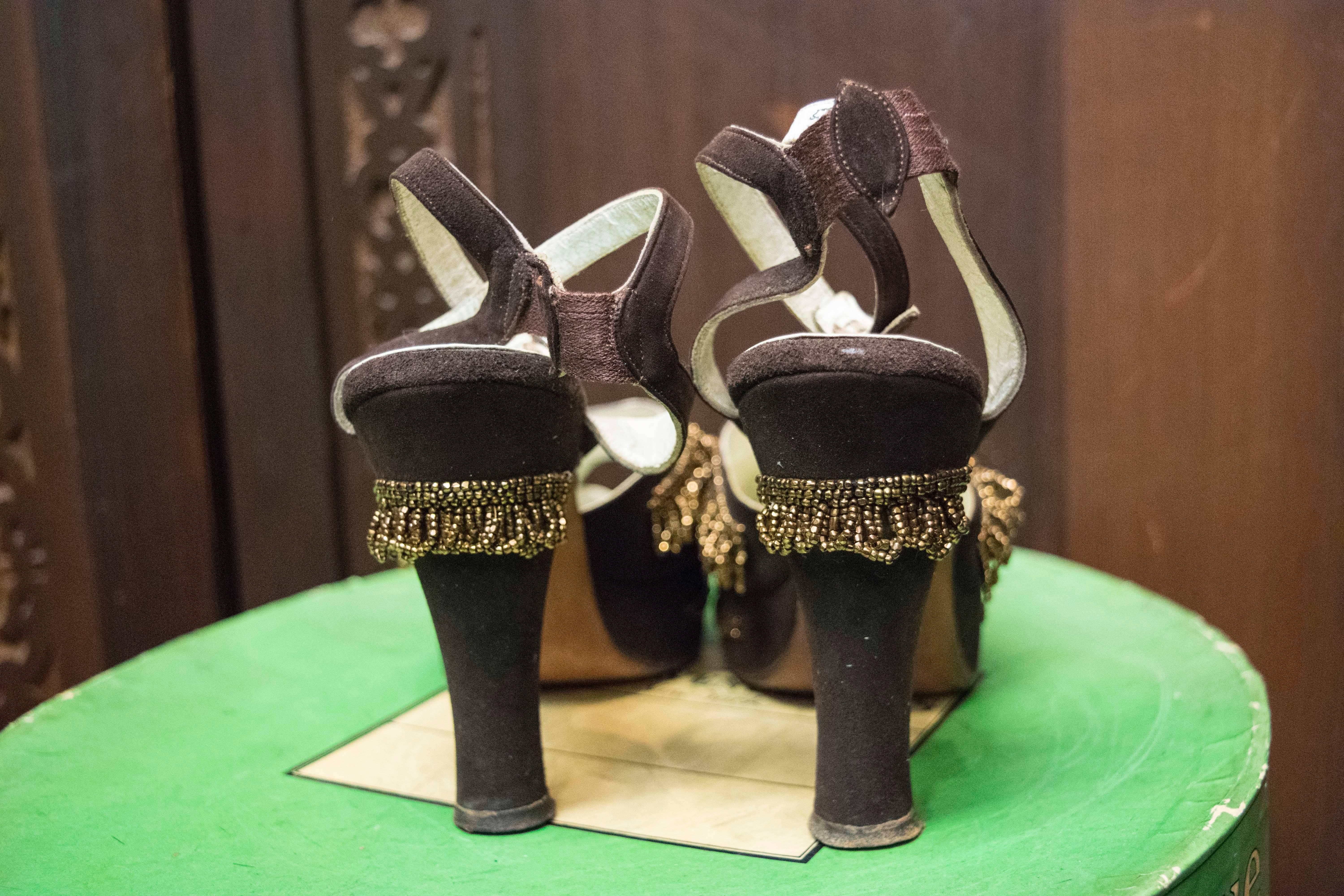 Chaussures à semelles compensées marron perlées des années 1940 Pour femmes en vente
