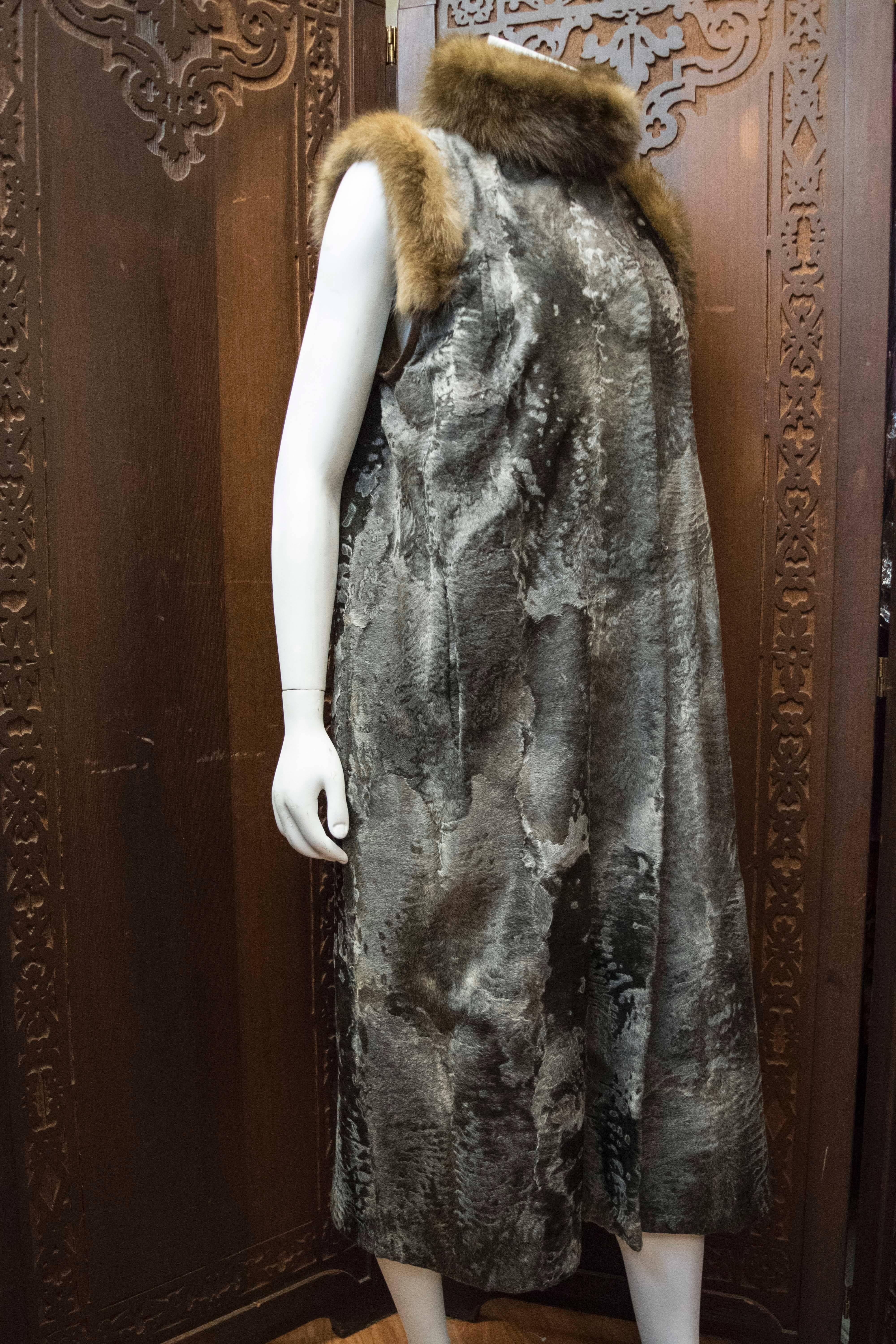 Galanos Grey Broadtail Lamb and Sable Fur Coat

This stunning Galanos coat is fashioned from light grey Broadtail lamb with light brown Sable sleeves and collar. This is a show stopping piece. 

B 42
W 40
H 46
L 50