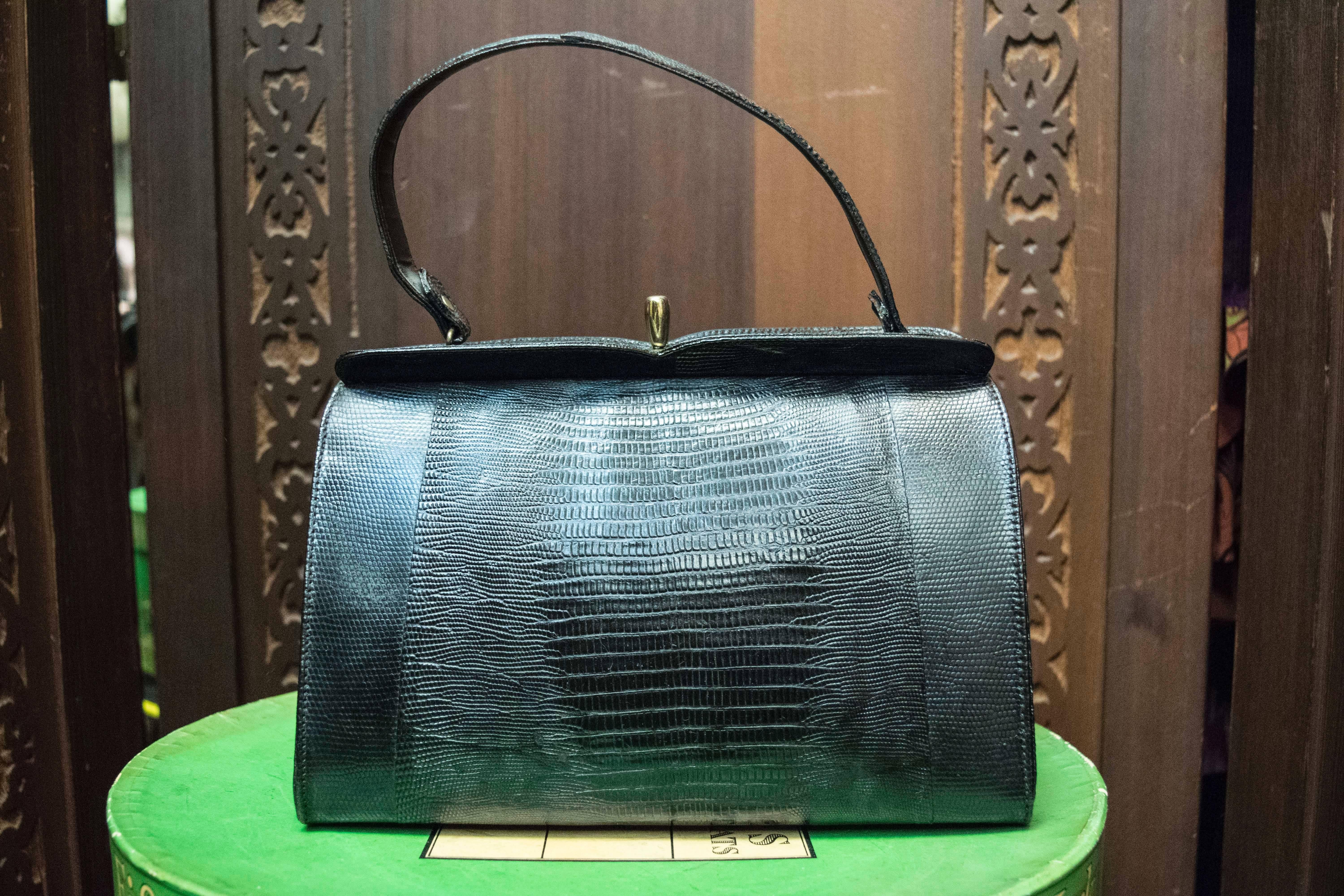 1950s Black Lizard Handbag

L 10
H 7
D 4