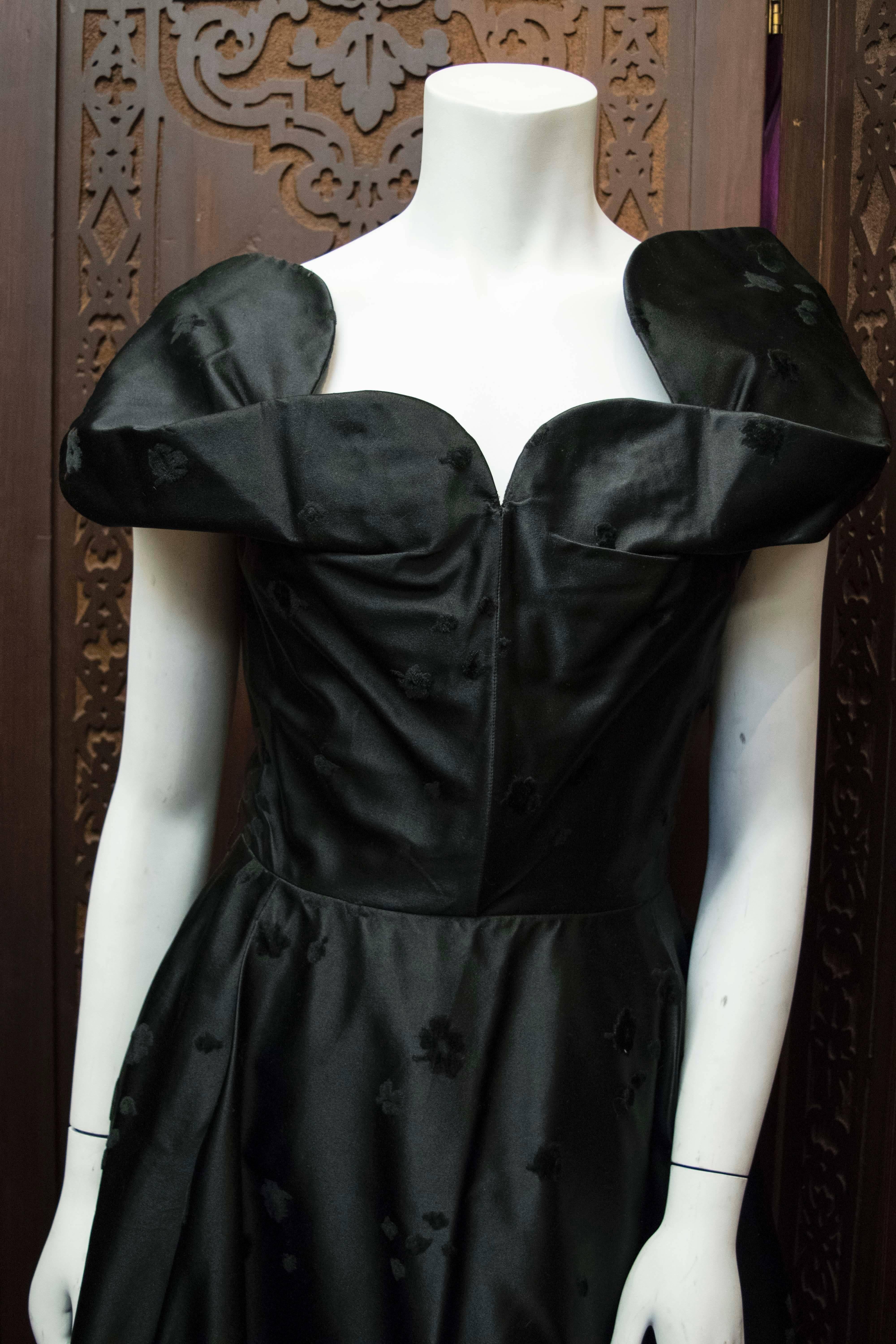 Black 1950s Cocktail Dress

Gorgeously fitted 1950s cocktail dress in a black silk satin. Sculptural lapels and a stunning full skirt. 

B 32
W 26
H 44
L 46