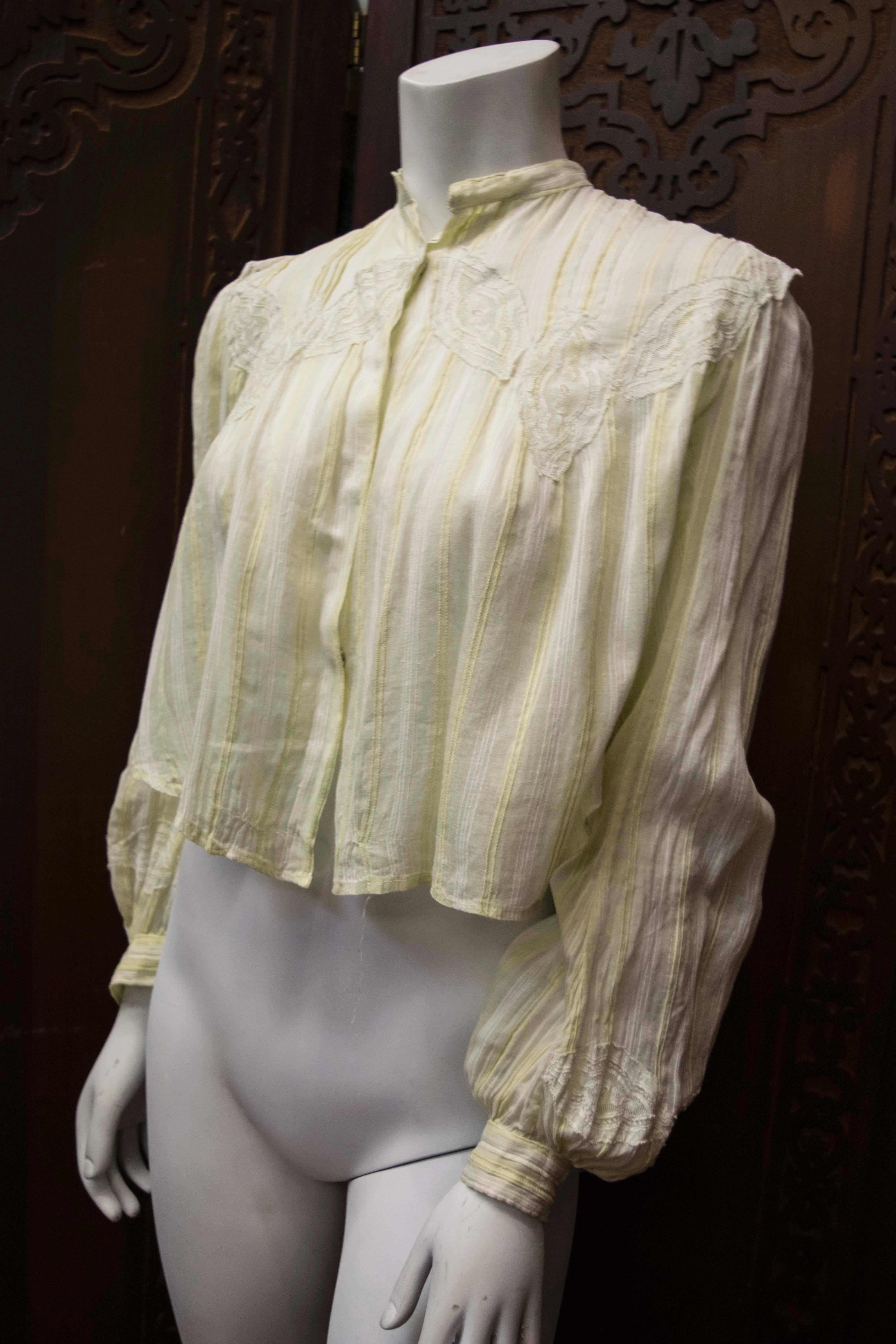 Die edle Bluse im viktorianischen Stil  (Beige) im Angebot