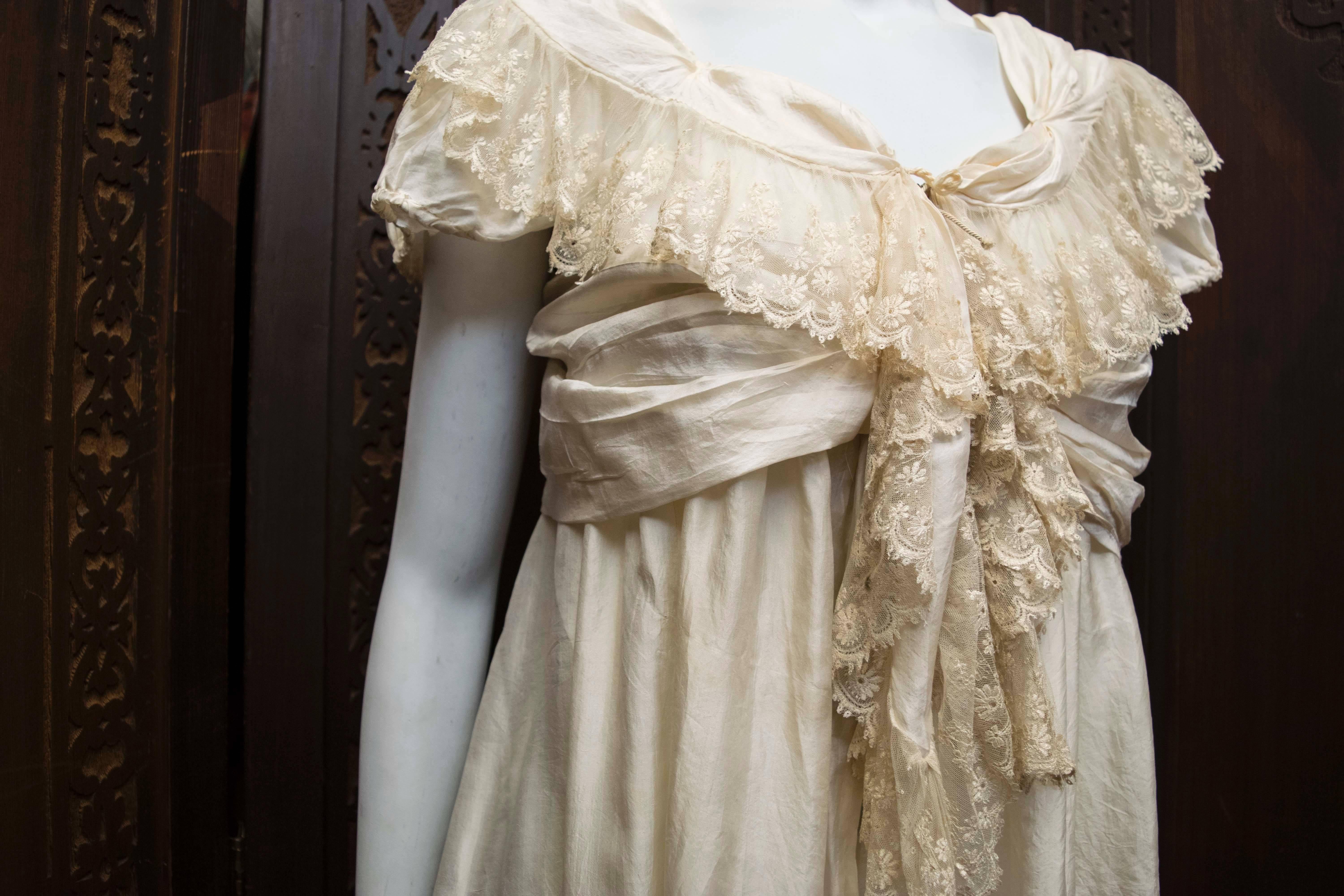 Edwardian Silk Nightgown

B 34
W 32
H 38
L 58