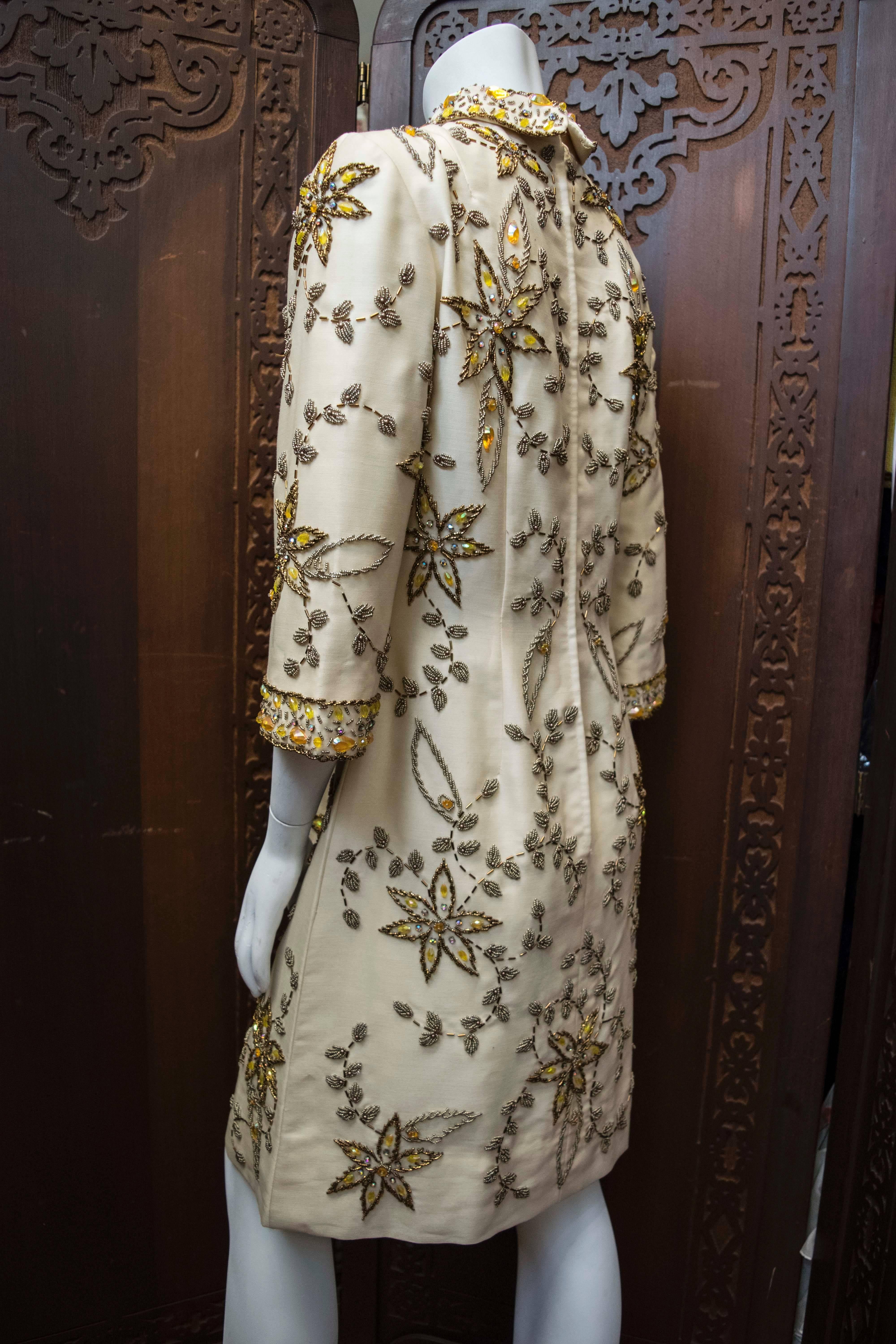 Robe crème perlée à la main des années 1960 en vente 1