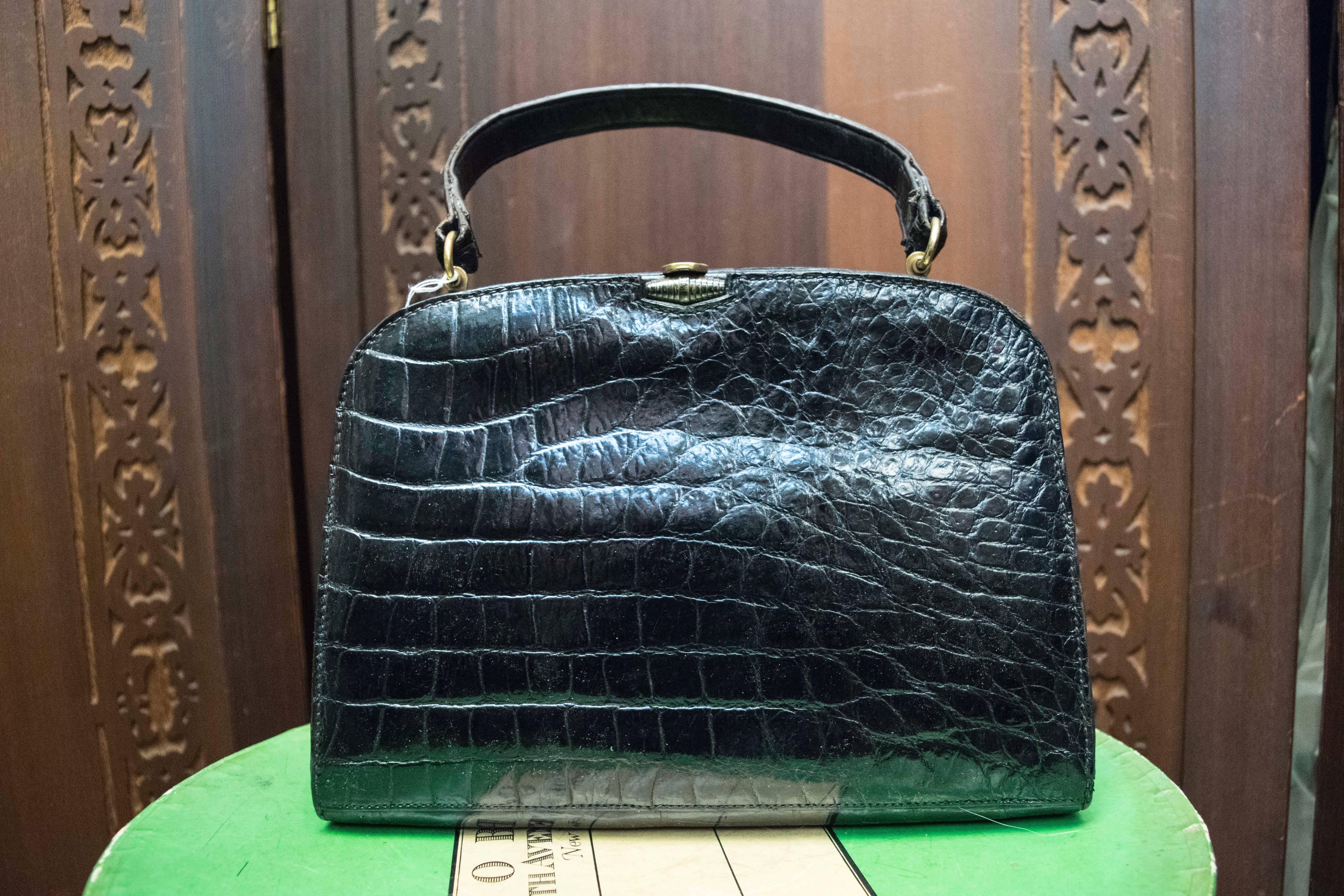 1950s Black Alligator Handbag

L 10.5
H 7 
D 3
