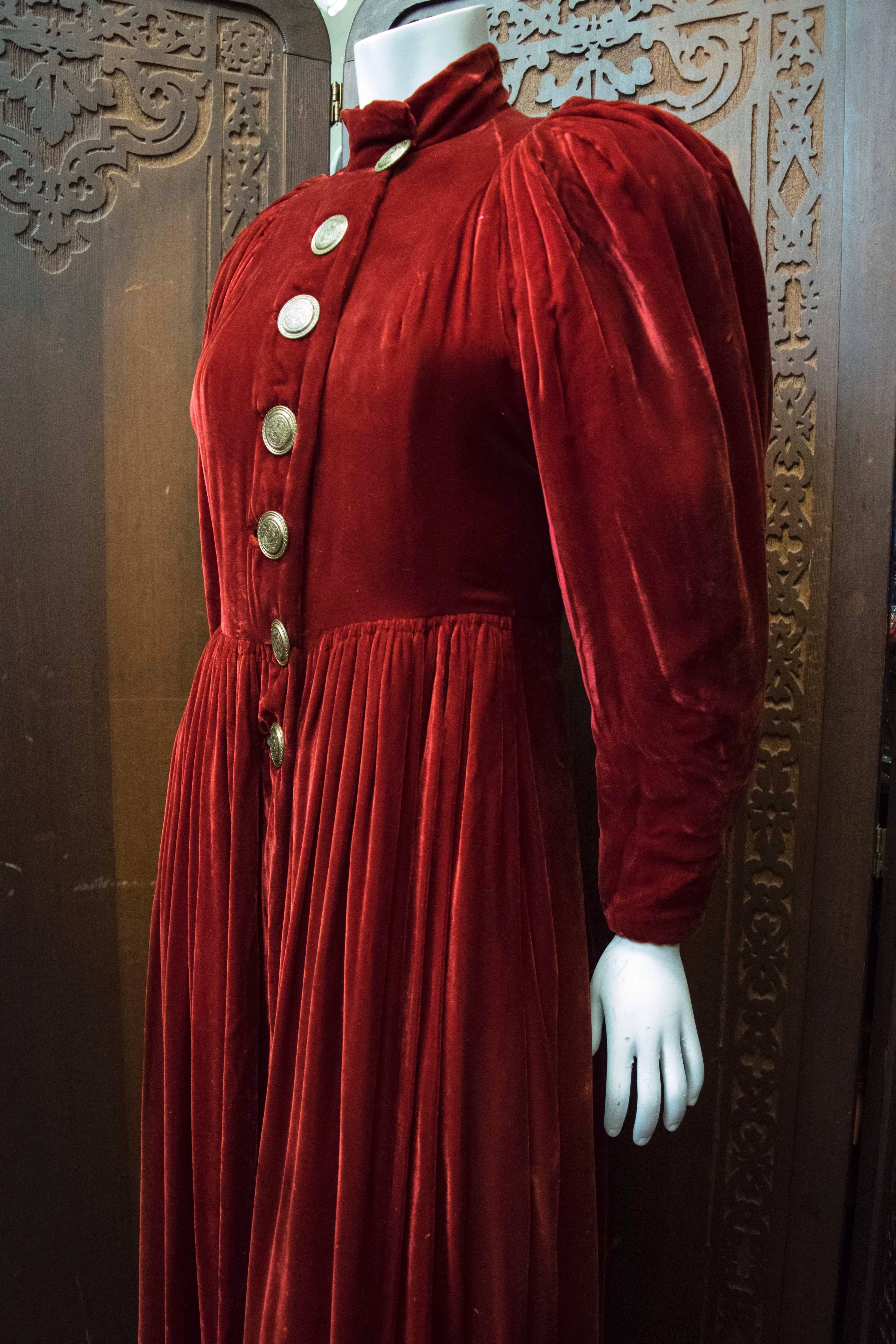 1930s Red Velvet Opera Coat 

B 30
W 28
H 40
L 60
