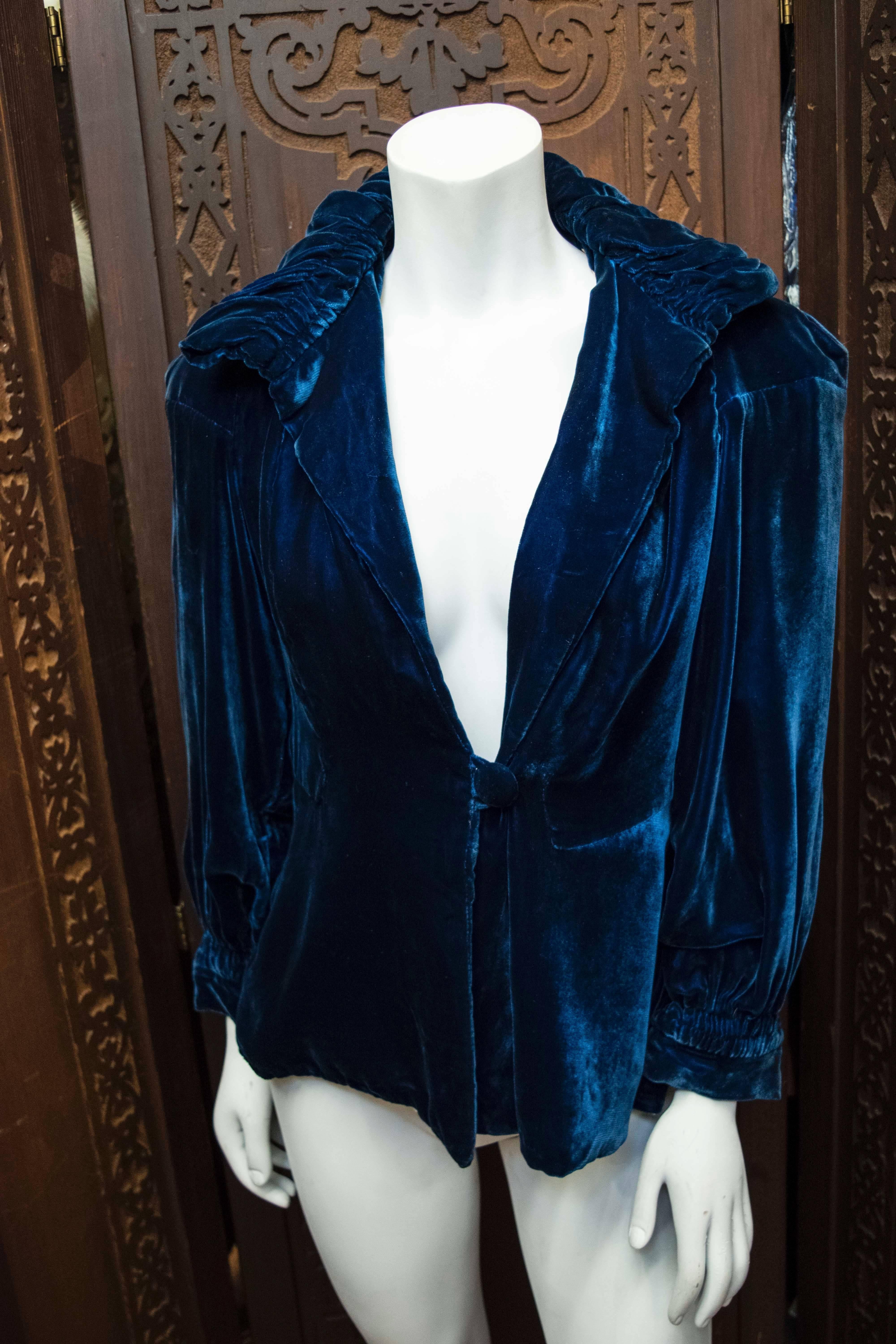 1930s Cropped Blue Velvet Opera Jacket 

B 34
W 28
L 28