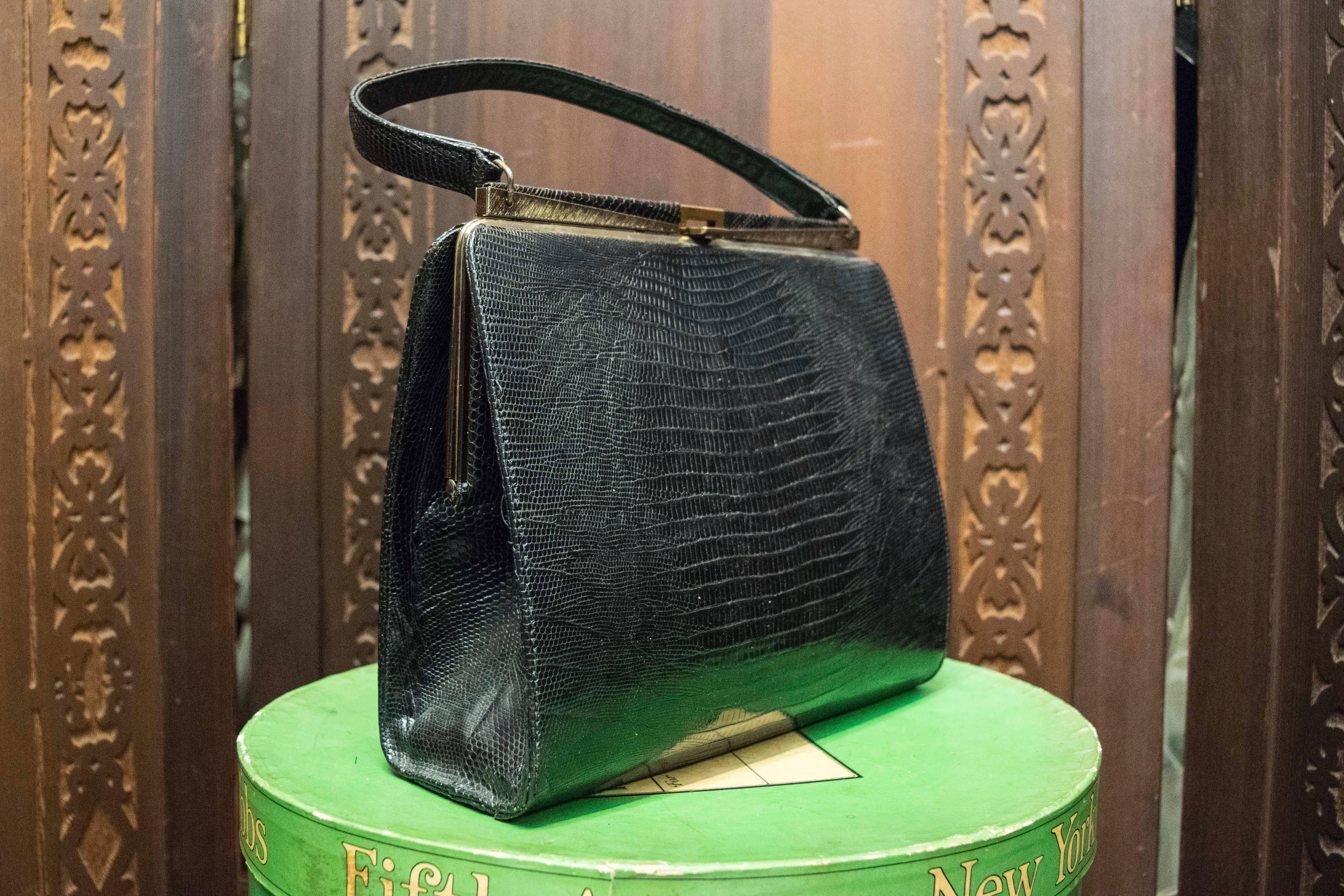 1950s Black Lizard Handbag

L 10.5
H 9.5 
D 4