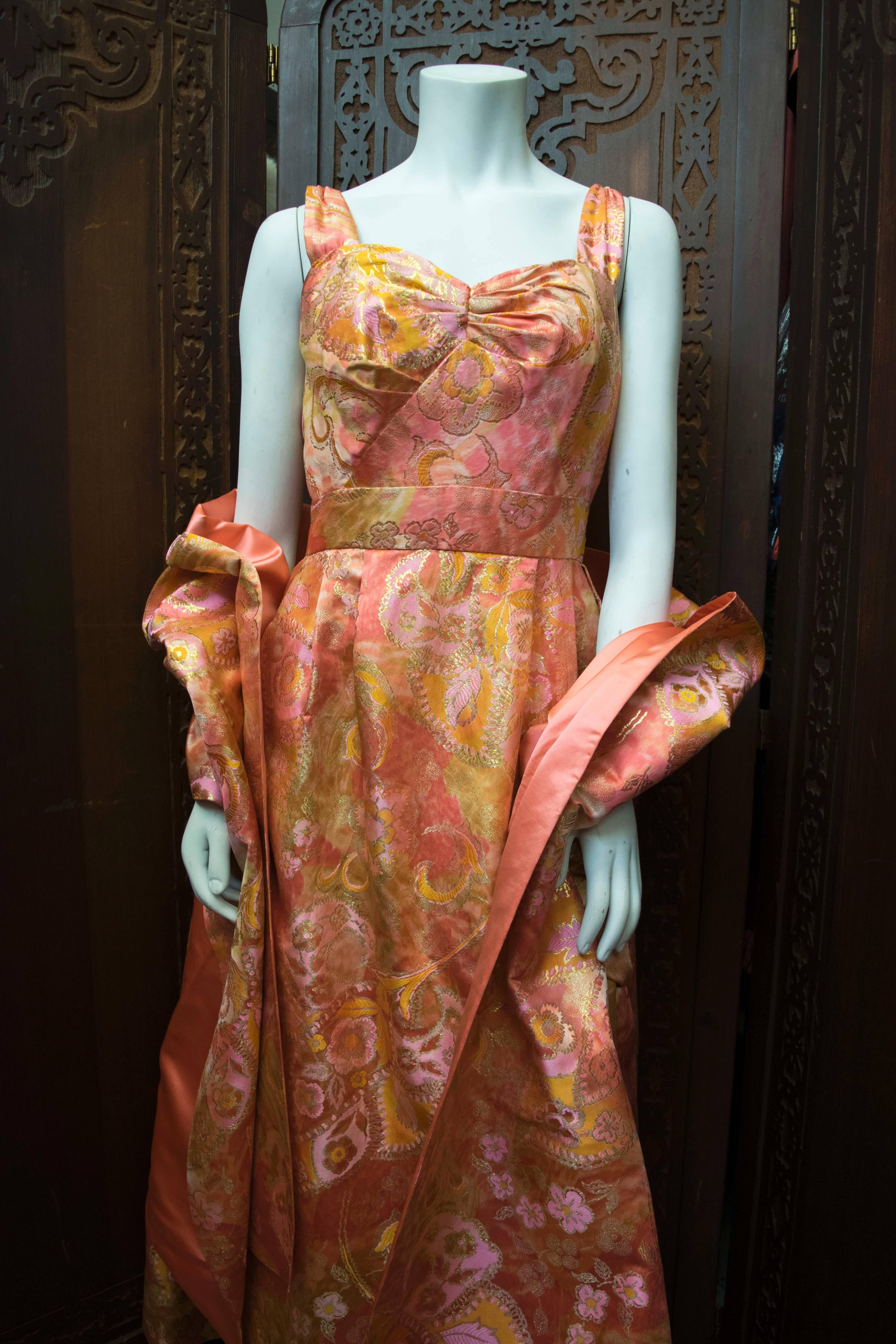 1960s Gown and Shawl 

B 30
W 24
H 40
L 55