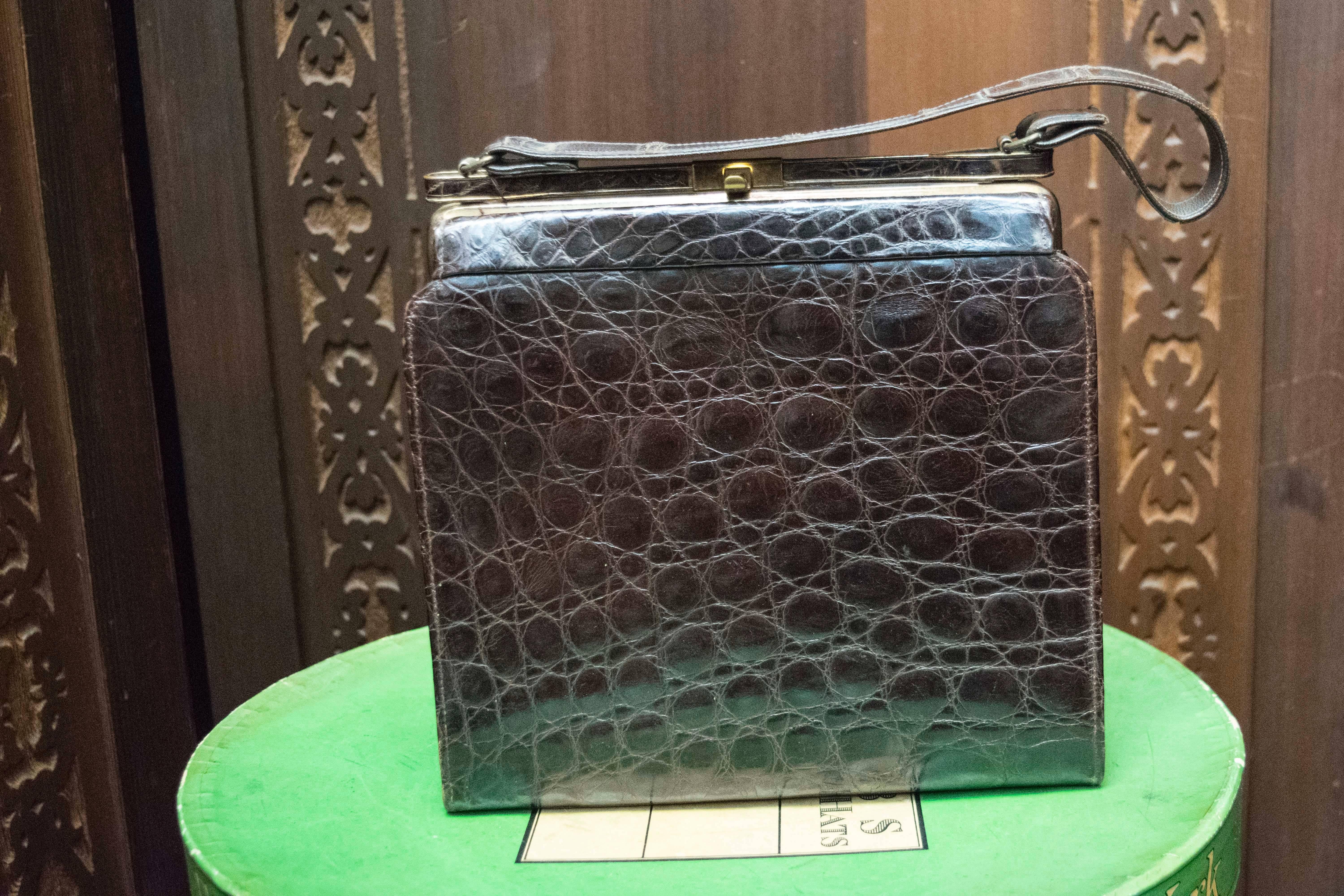 1940s Brown Square Alligator Handbag 

L 9
H 9
D 3