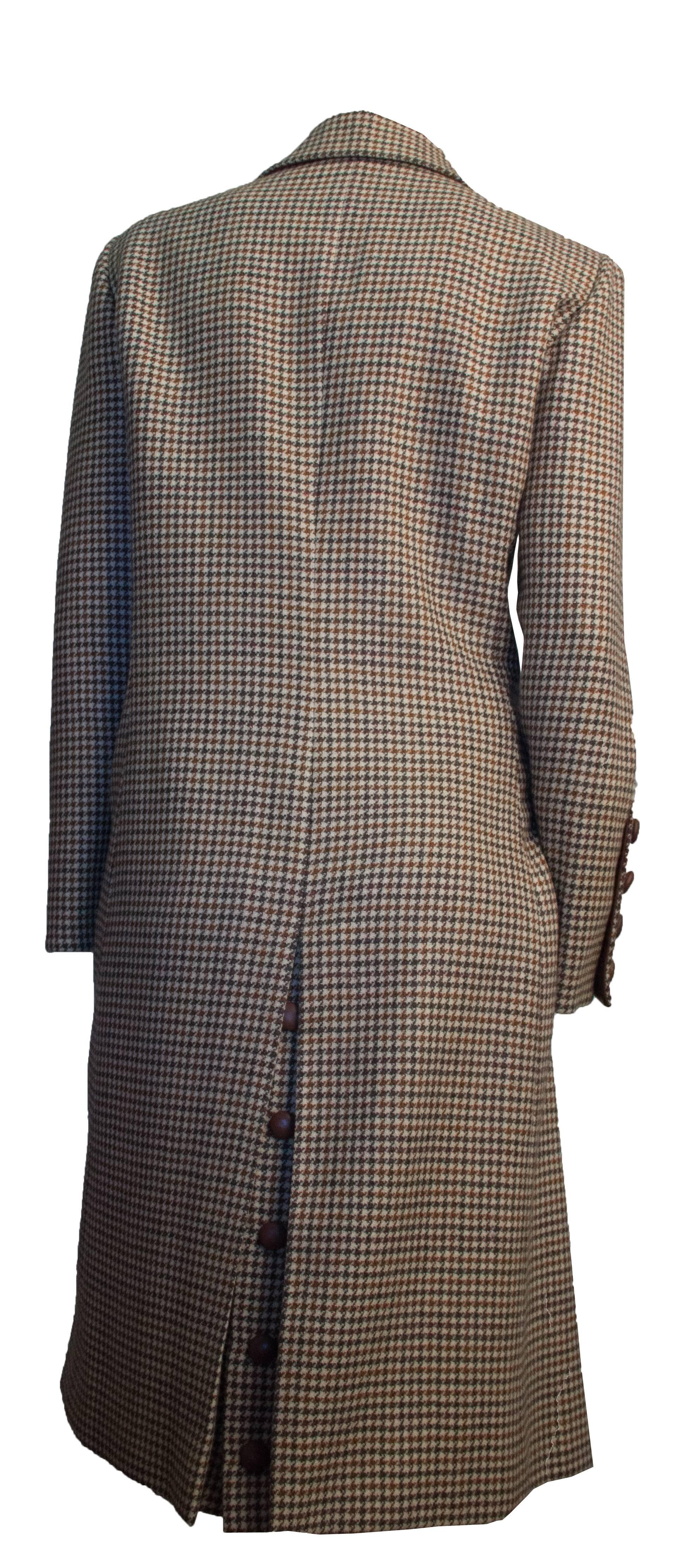 Oscar De La Renta Tan Tweed Coat with Leather Buttons & Trim. Pockets are functional. Silk Lining. Coat is 100% Wool 

