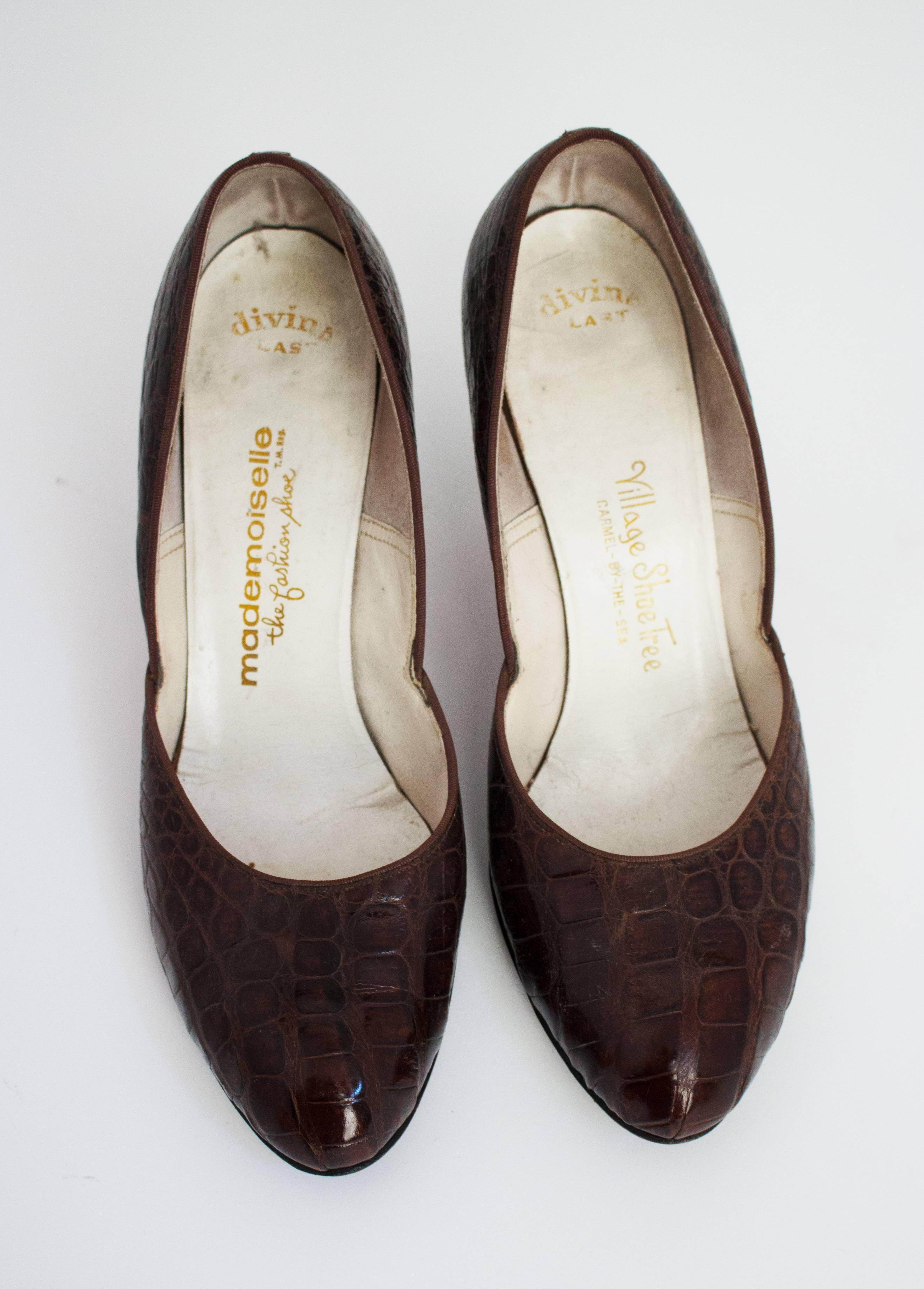 1940s alligator pumps. Leather sole. US 7 A.

Palm of foot: 2 7/8"
Insole: 9 1/2"
Heel: 2 1/2"