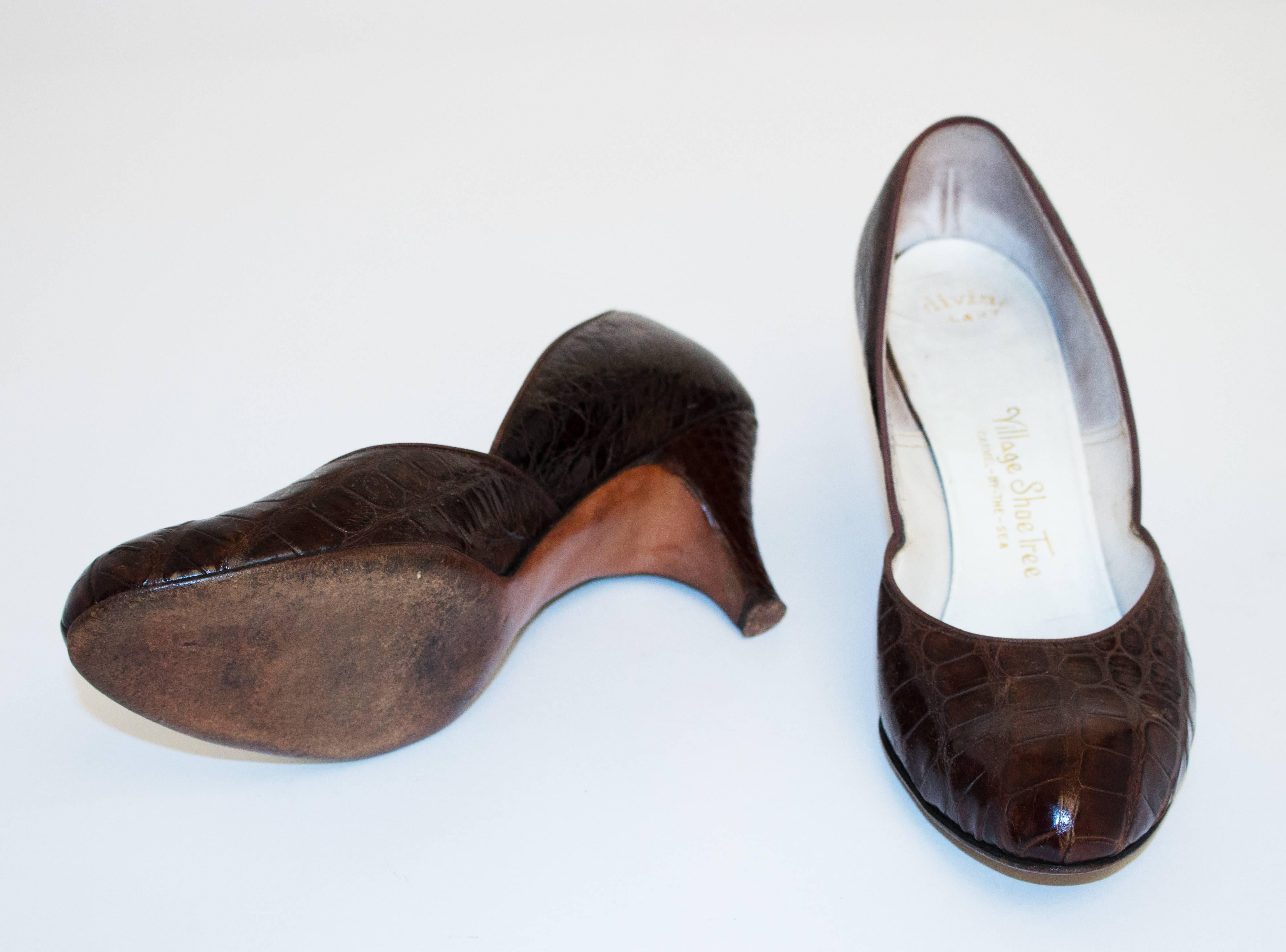 Noir Chaussures à talons en alligator (années 40) en vente