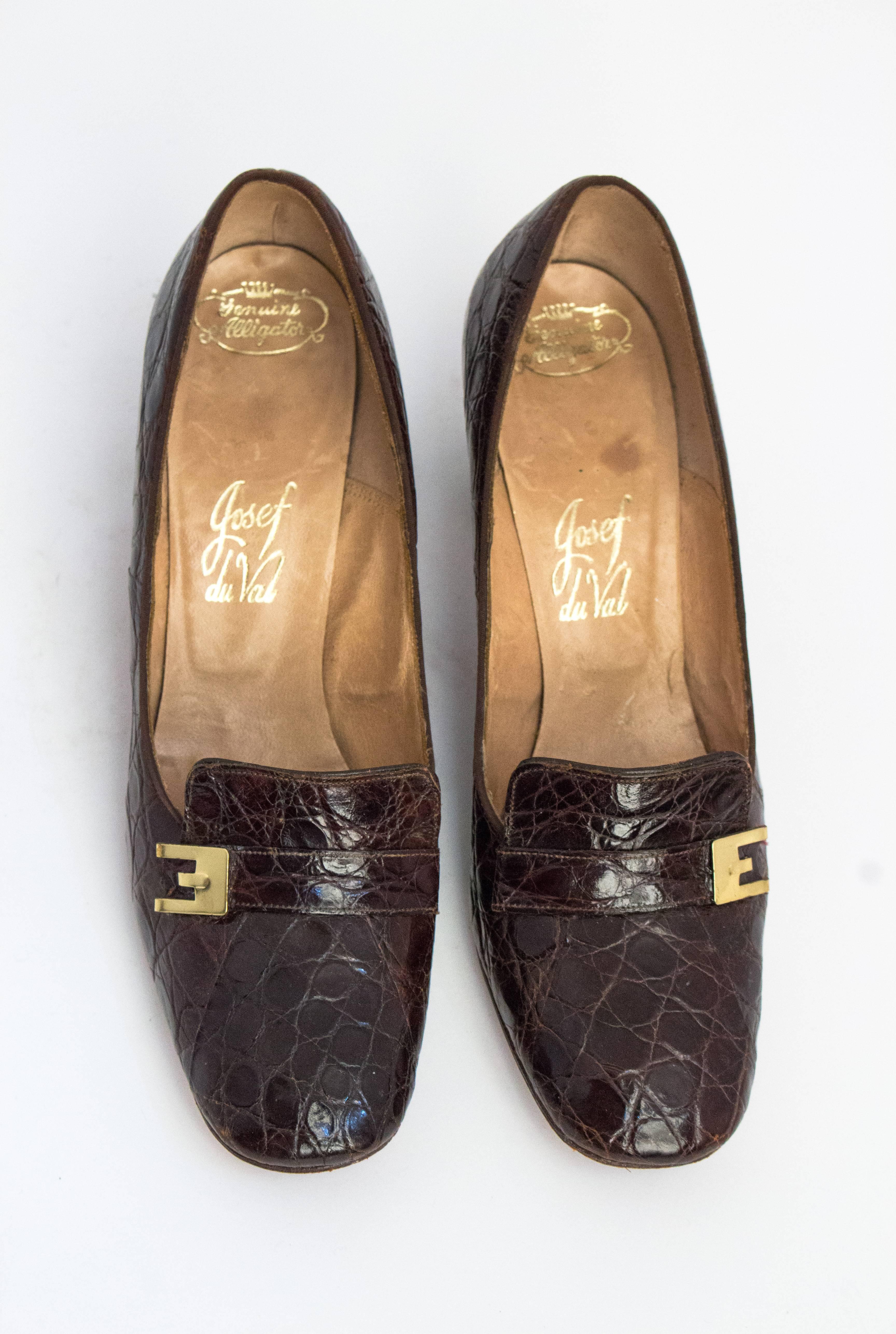 1960s chunky heel alligator pump. Faux buckle detail on front. Leather sole. US size 7 1/2 A.

Palm of foot: 2 5/8