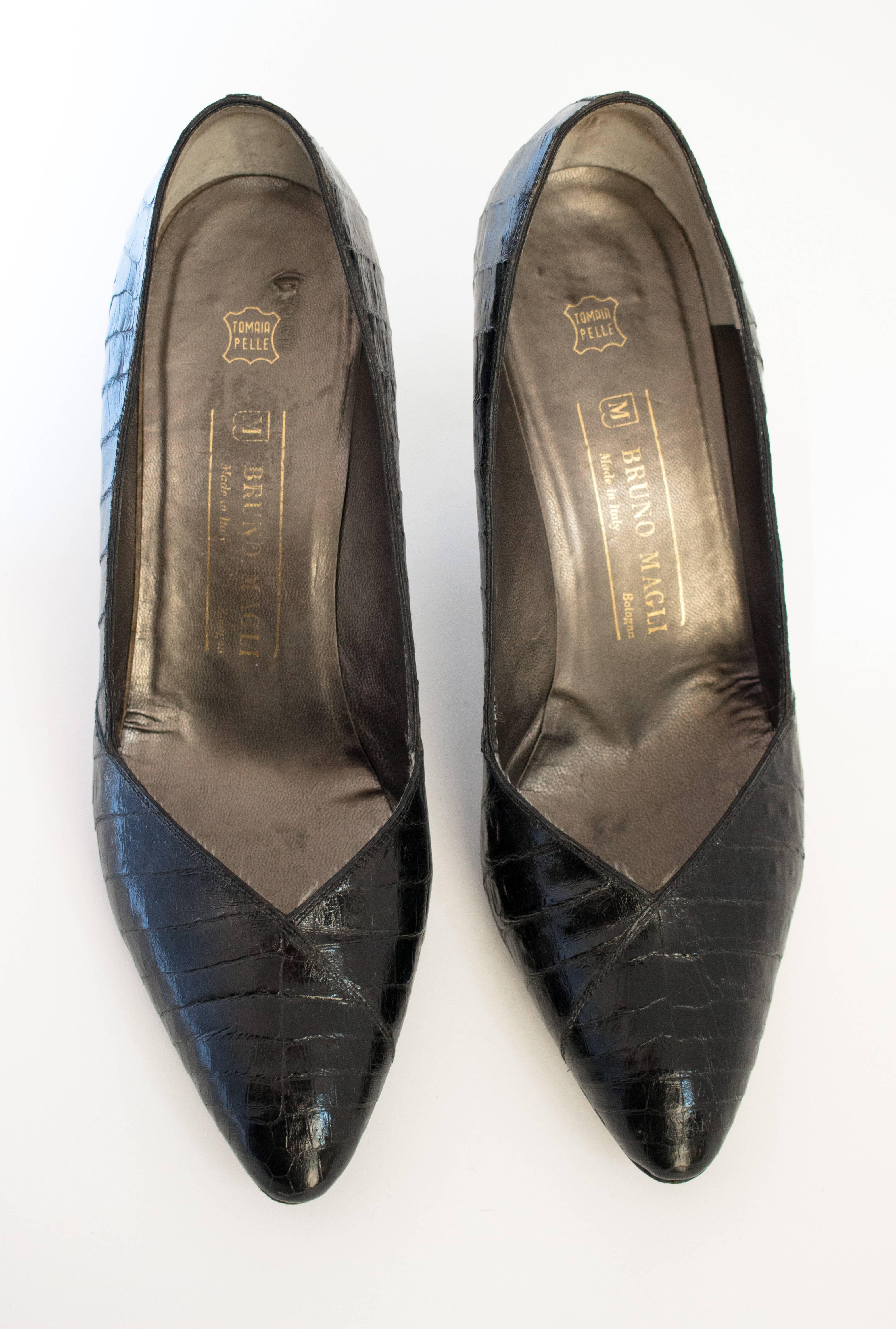 Talons en alligator des années 1950 de Bruno Magli. Détail de croisement sur le dessus de la chaussure. Semelle en cuir. Fabriquées en Italie. Taille 10 B.

Paume du pied : 3