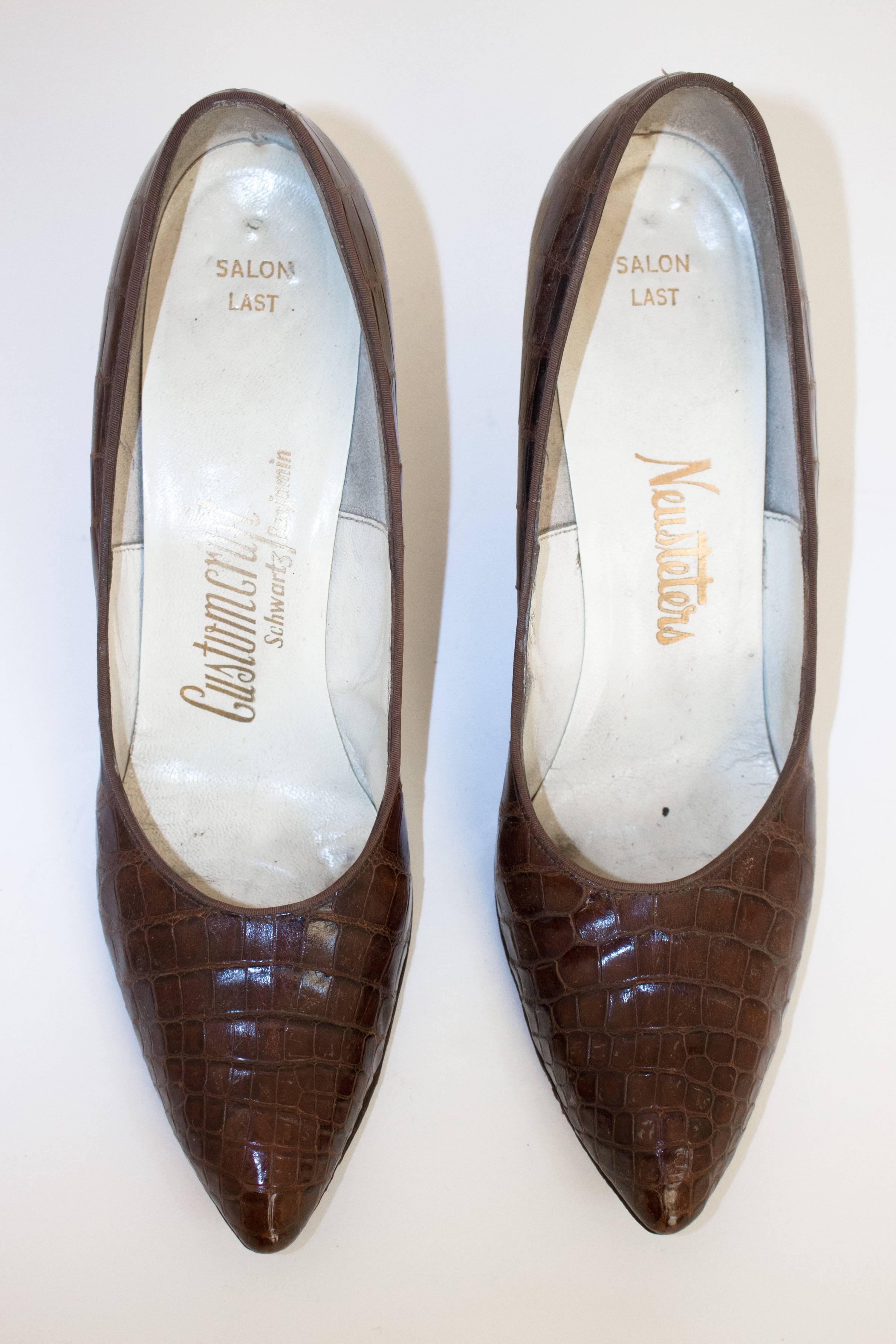 Noir Chaussures à talons en alligator chocolat (années 1950) en vente