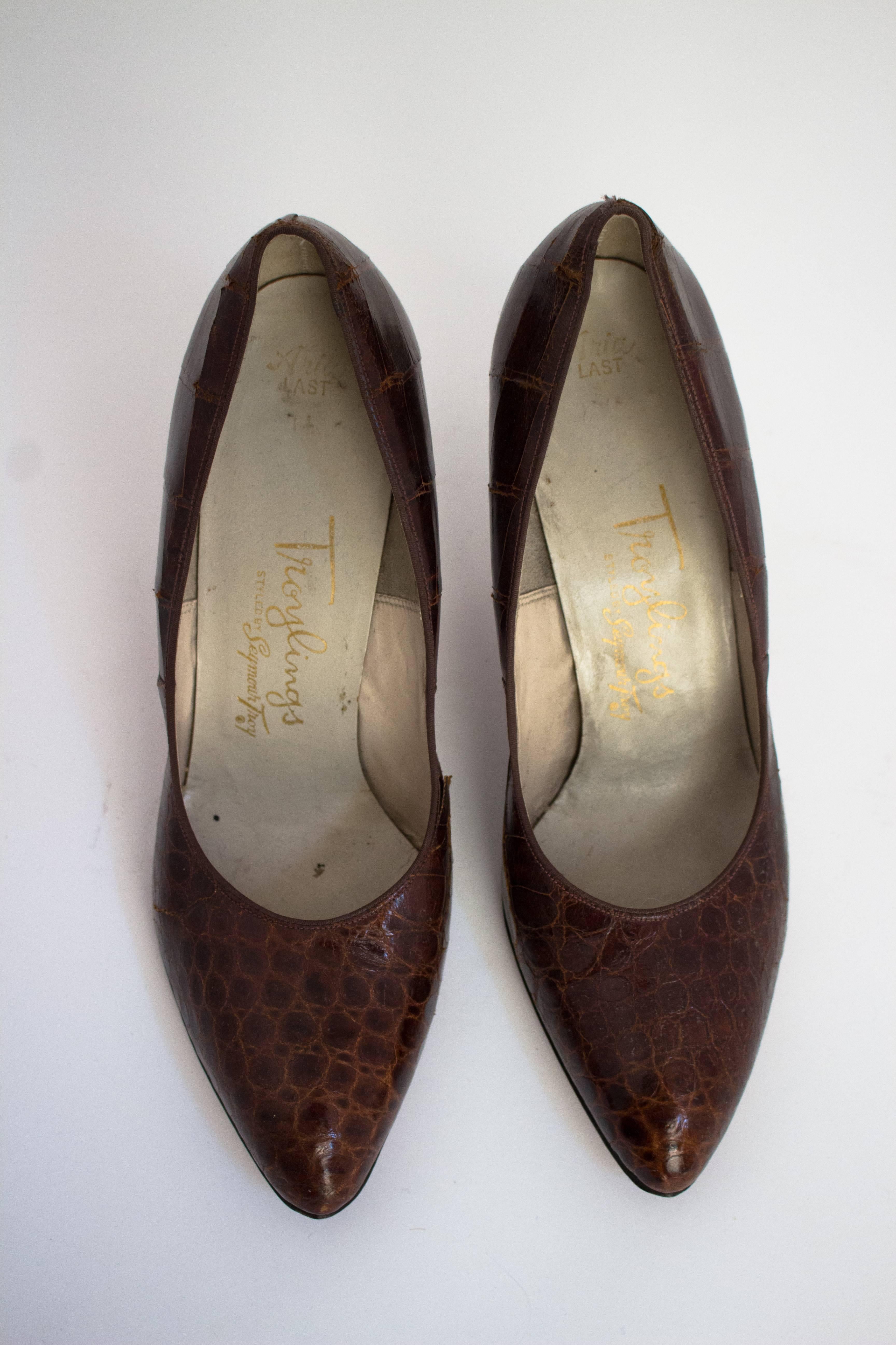 1950s alligator heels. Leather soles. Apox. US size 8.

Palm of foot: 3