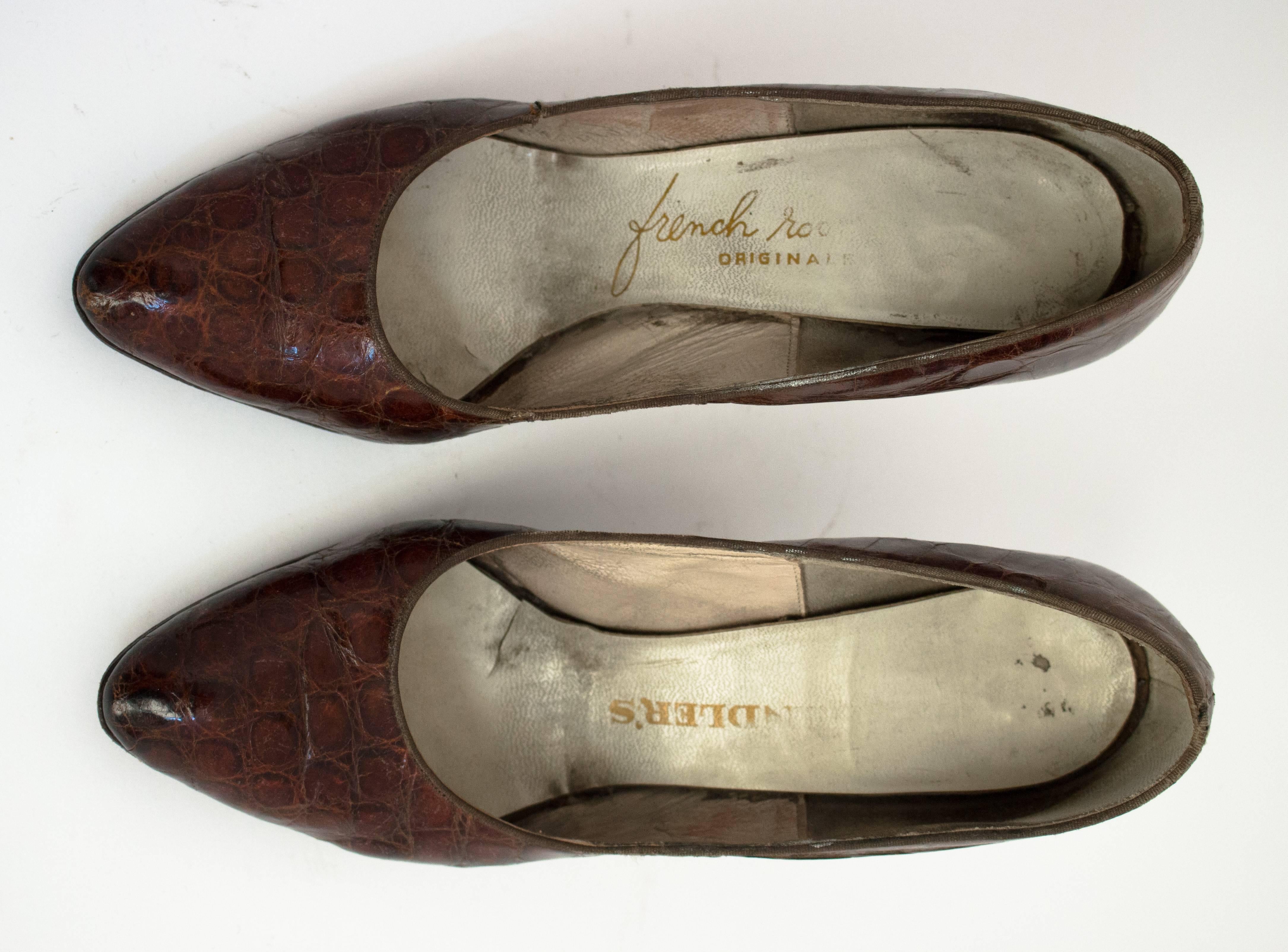 1950s alligator heels. Leather soles. Aprox. 7 1/2 N.

Palm of foot: 2 3/4"
Insole: 9 1/4"
Heel heightL 3 1/2"