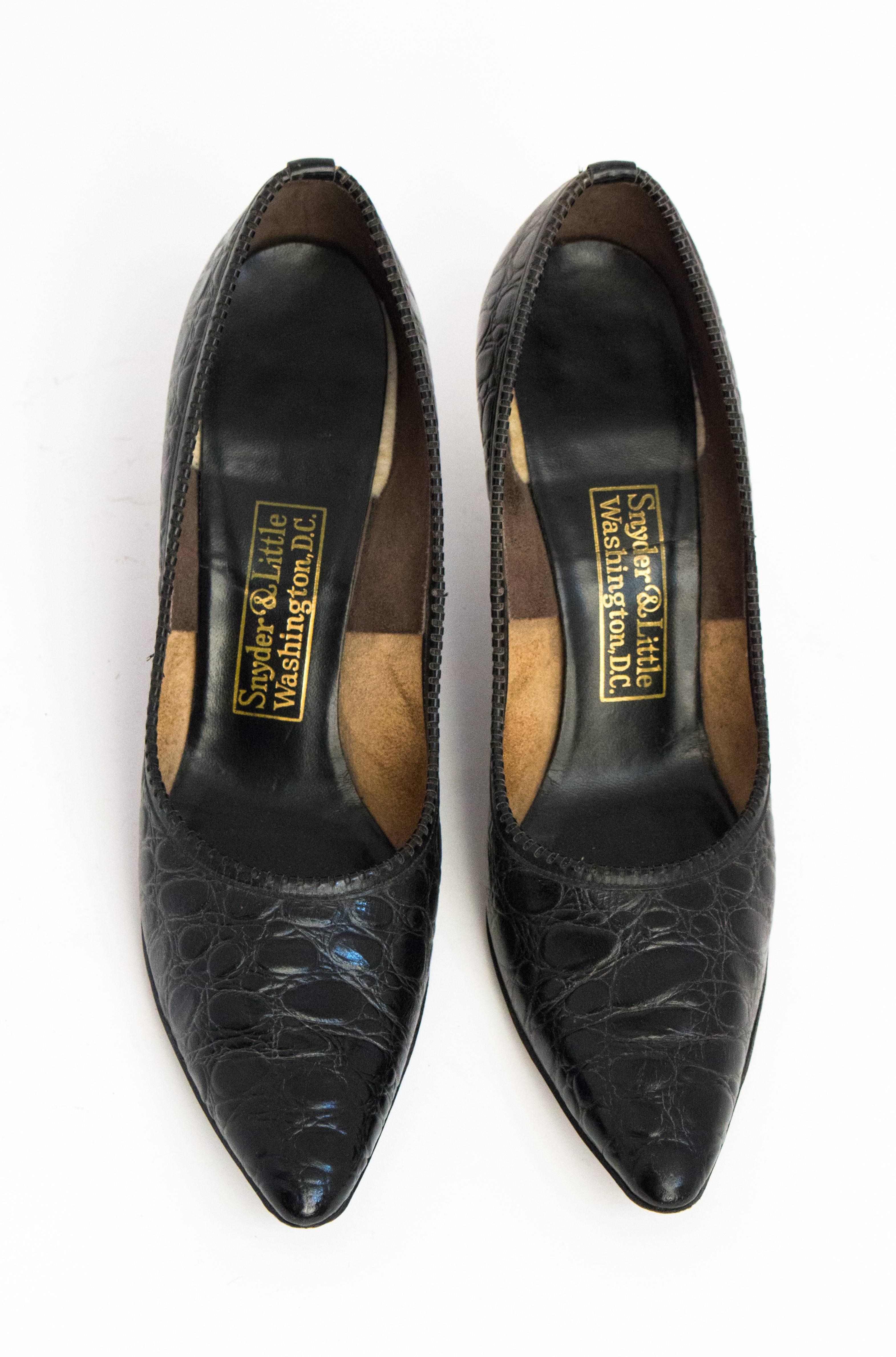 1960s pressed leather heels. Faux alligator. Leather sole. US size 8.

Palm of foot: 2 3/4