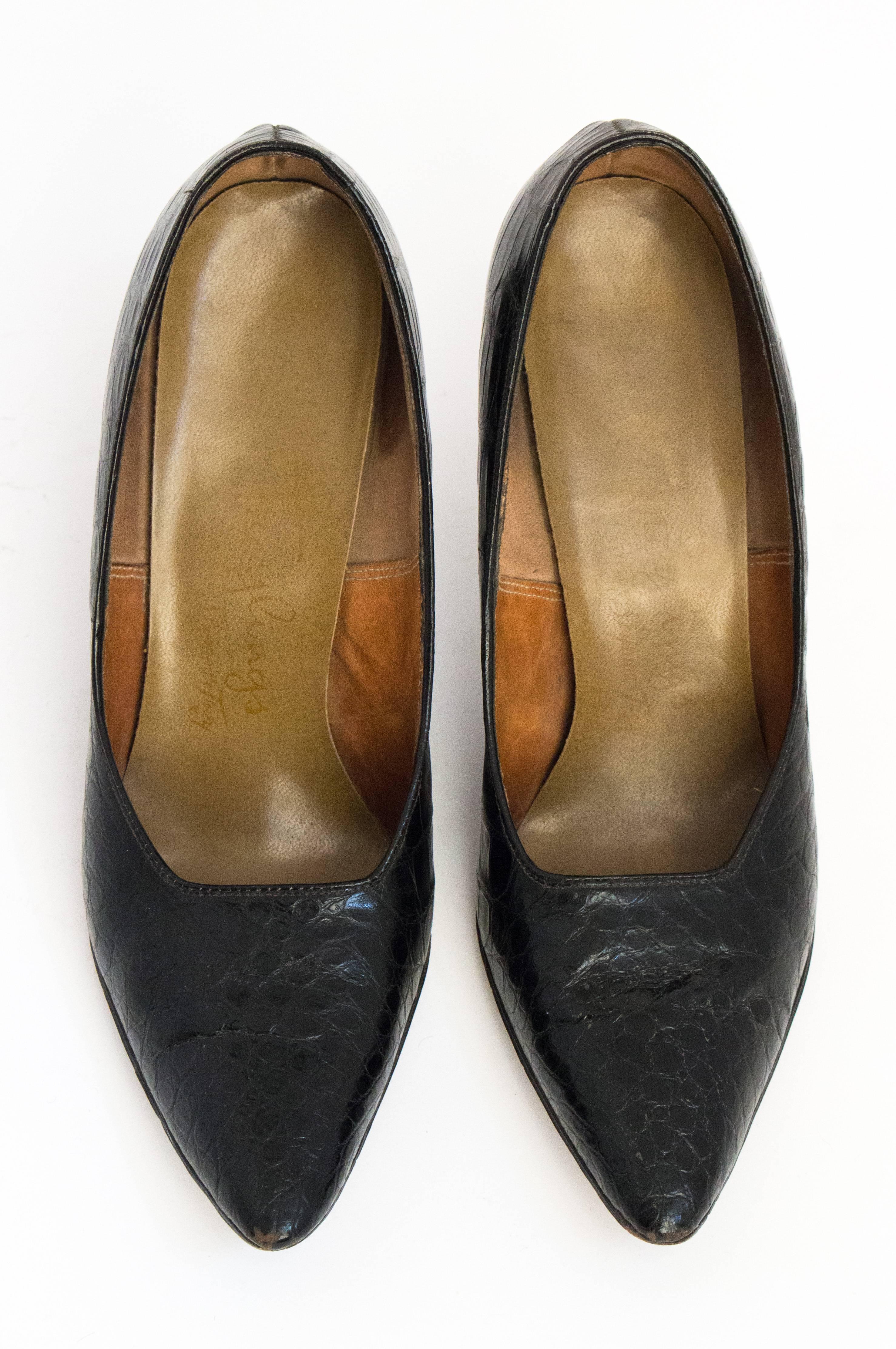 60s black alligator pointed toe stilettos. Leather soles. Original heel caps. 

Measurements:
Insole: 10 1/4"
Palm of the Foot: 3"
Heel Height: 3 1/2"

Approximately a size 7 1/2