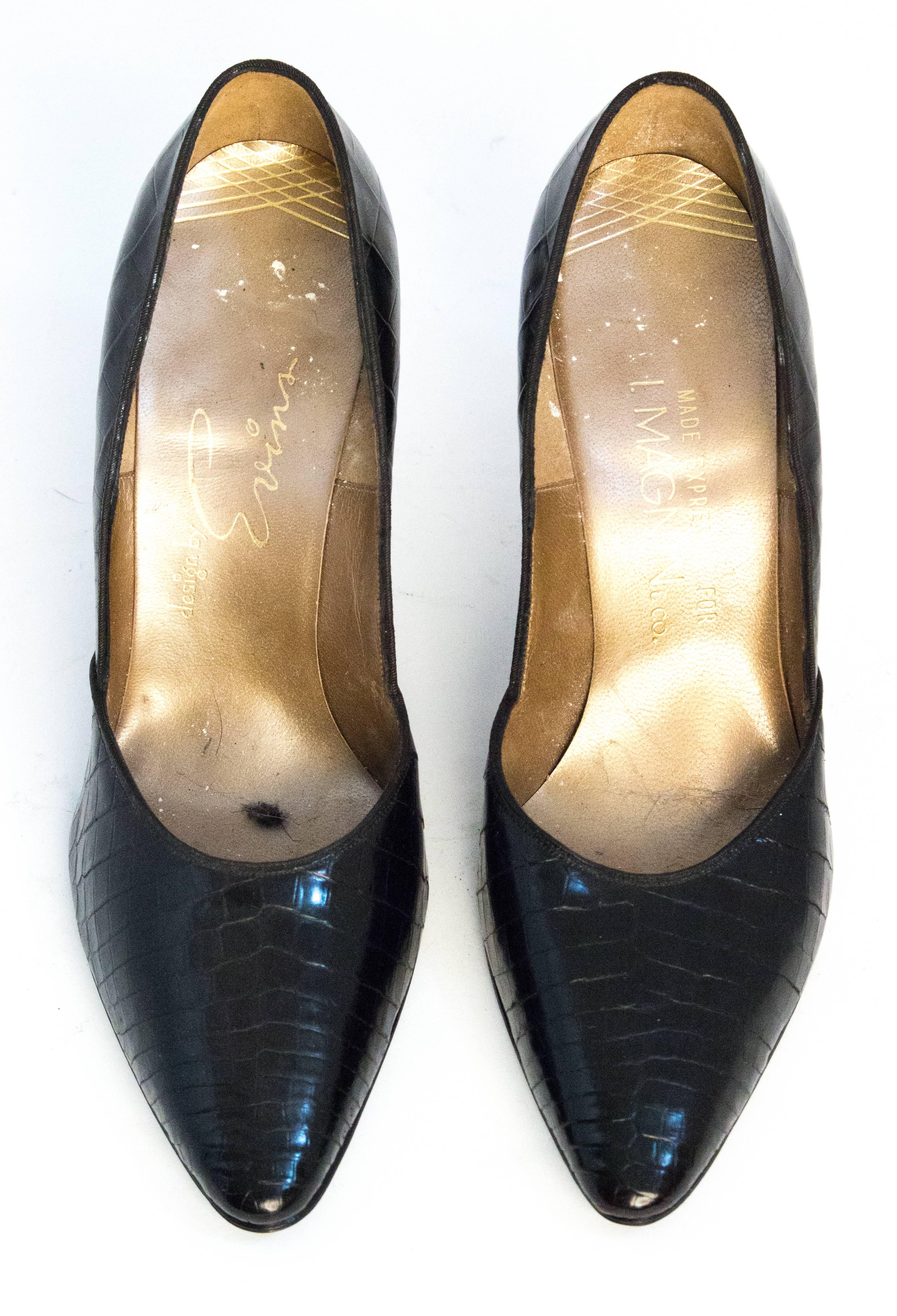 60s black alligator pointed toe pumps. Leather soles. 

Measurements:
Insole: 9 1/2"
Palm of the Foot: 2 3/4"
Heel Height: 3"

Approximately a size 5

