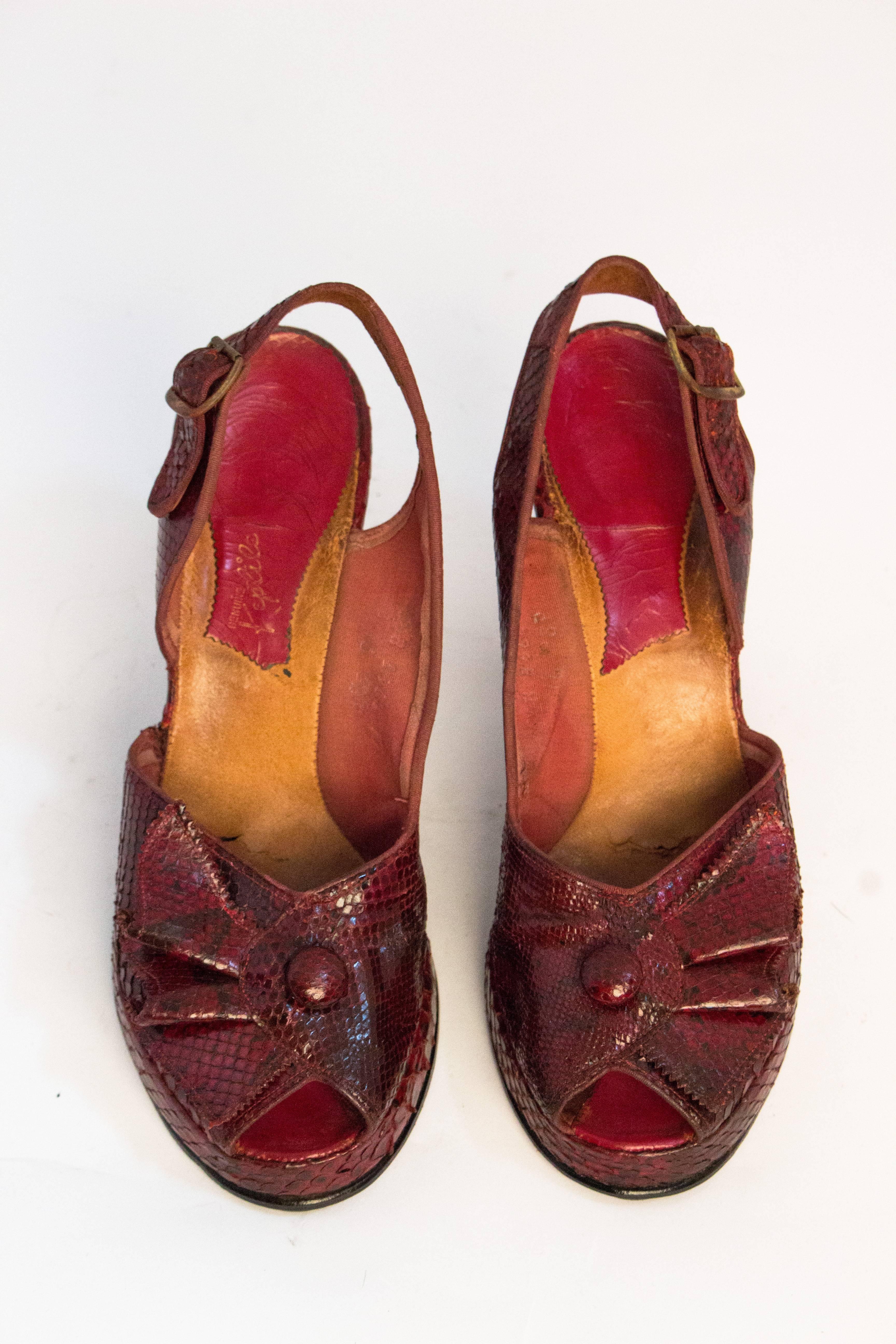 40s red snakeskin platforms with peep toe. Ruffled toe top embellishment. 

Measurements:
Insole: 9 1/2