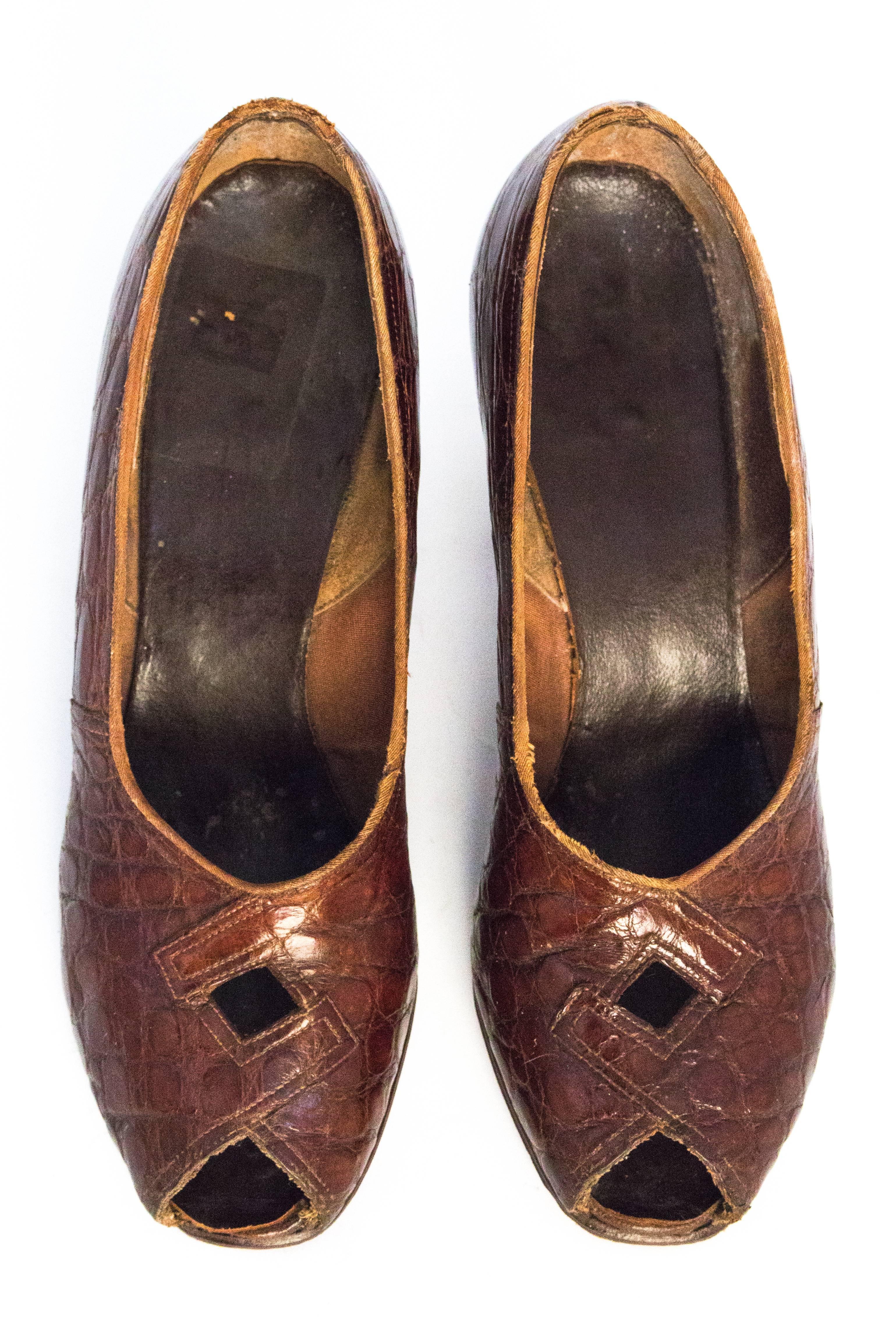30s sienna brown peep toe heels. Geometric cutouts on toe tops. Leather soles.

Measurements:
Insole: 9.5 inches
Palm: 2 7/8 inches
Heel: 3 inches