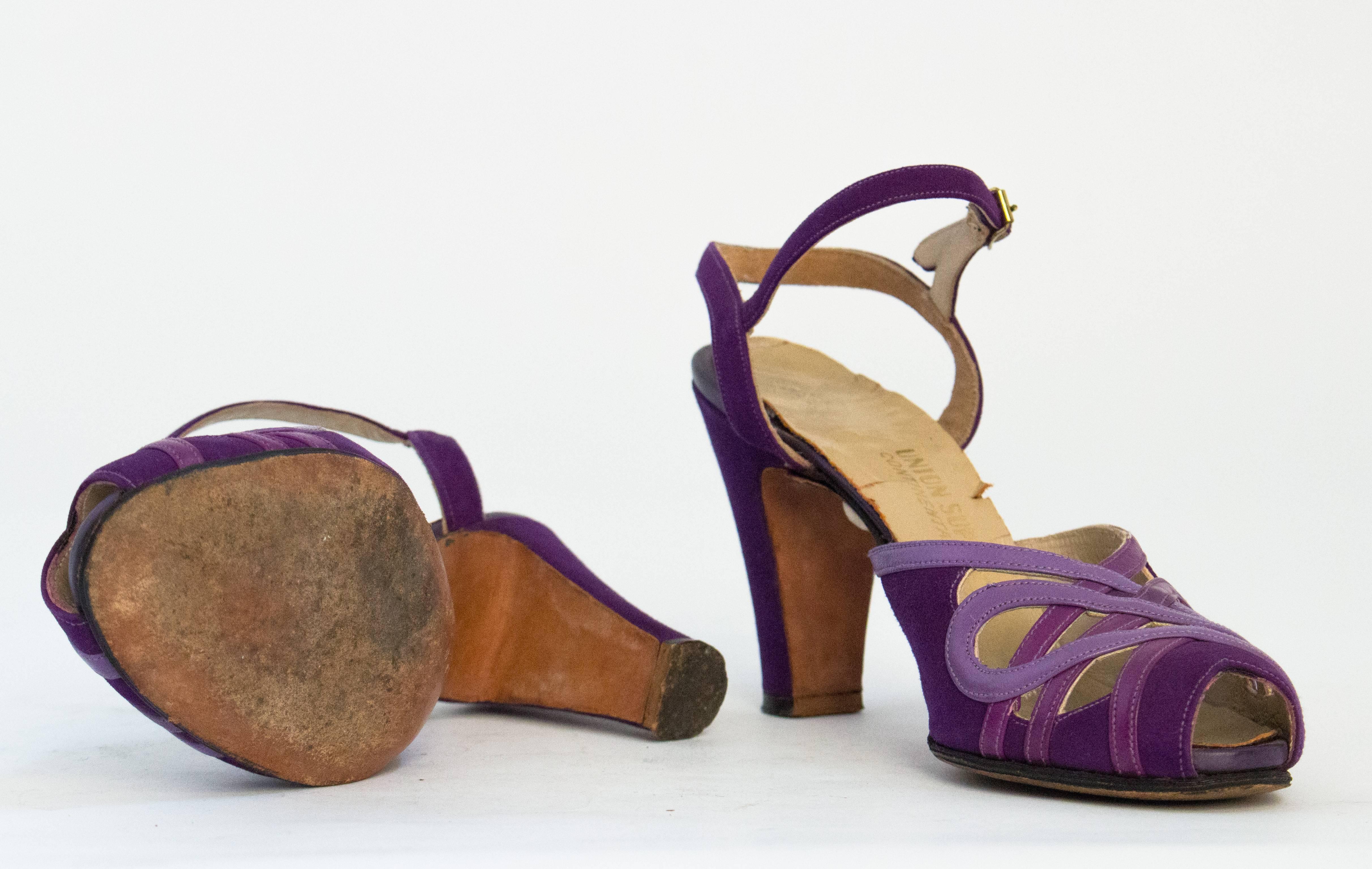 Noir Chaussures à talons à bout ouvert en daim et cuir violet avec brides à la cheville, années 40 en vente