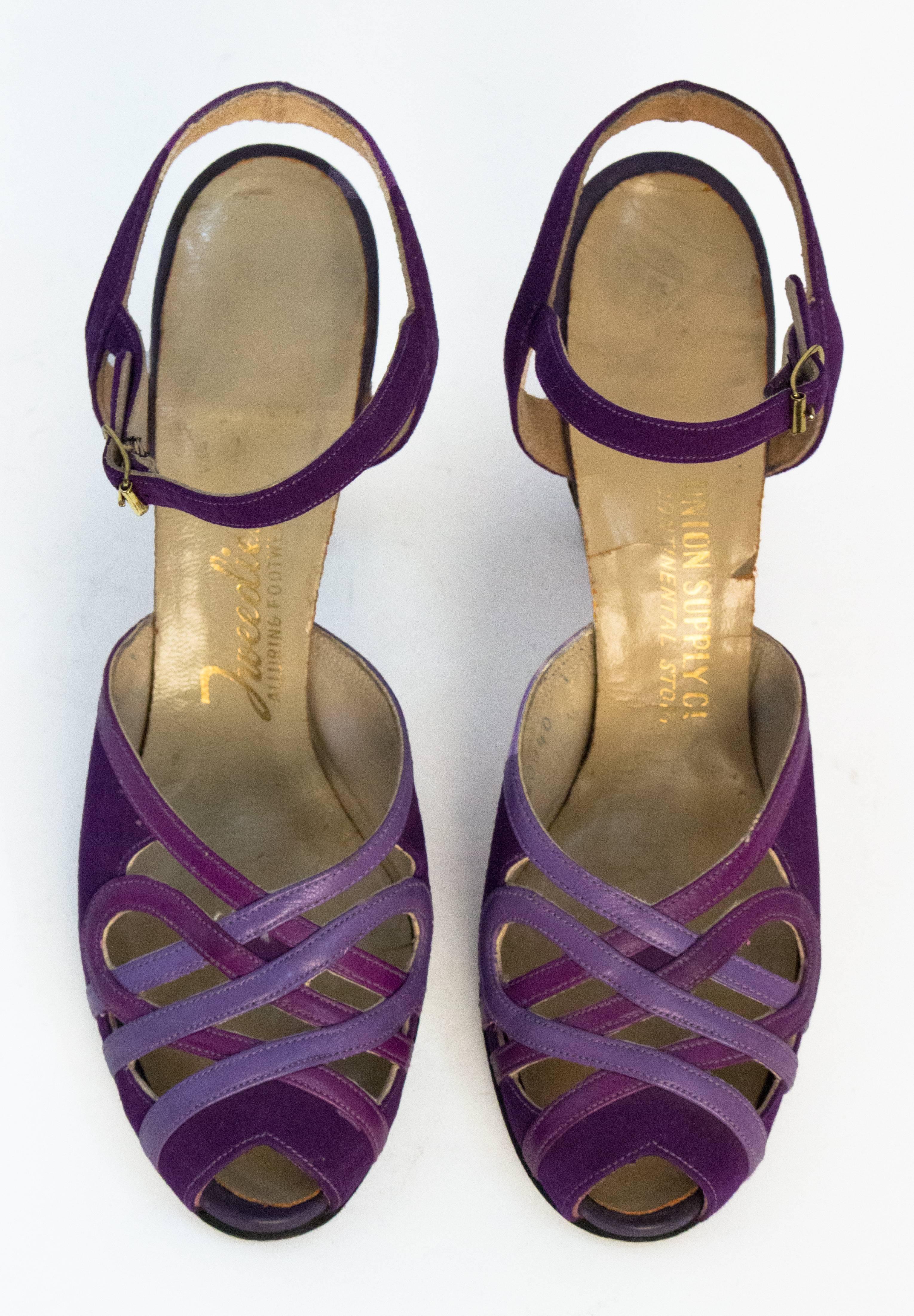chaussures à talon en cuir et daim violet des années 40. Boucles de couleur or sur le côté des bretelles. 

Mesures :
Semelle intérieure : 9 1/4