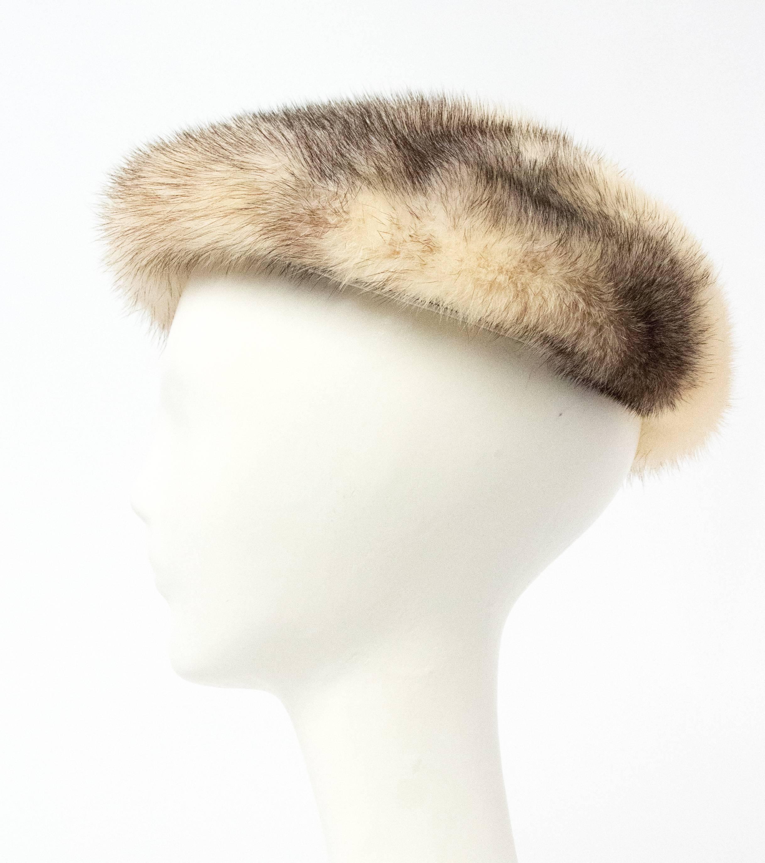 60s natural cream & black hat with satin trim. Lined in a cotton blend knit. Grosgrain and velvet interior band. 

Measurements:
Interior circumference: 21 1/2