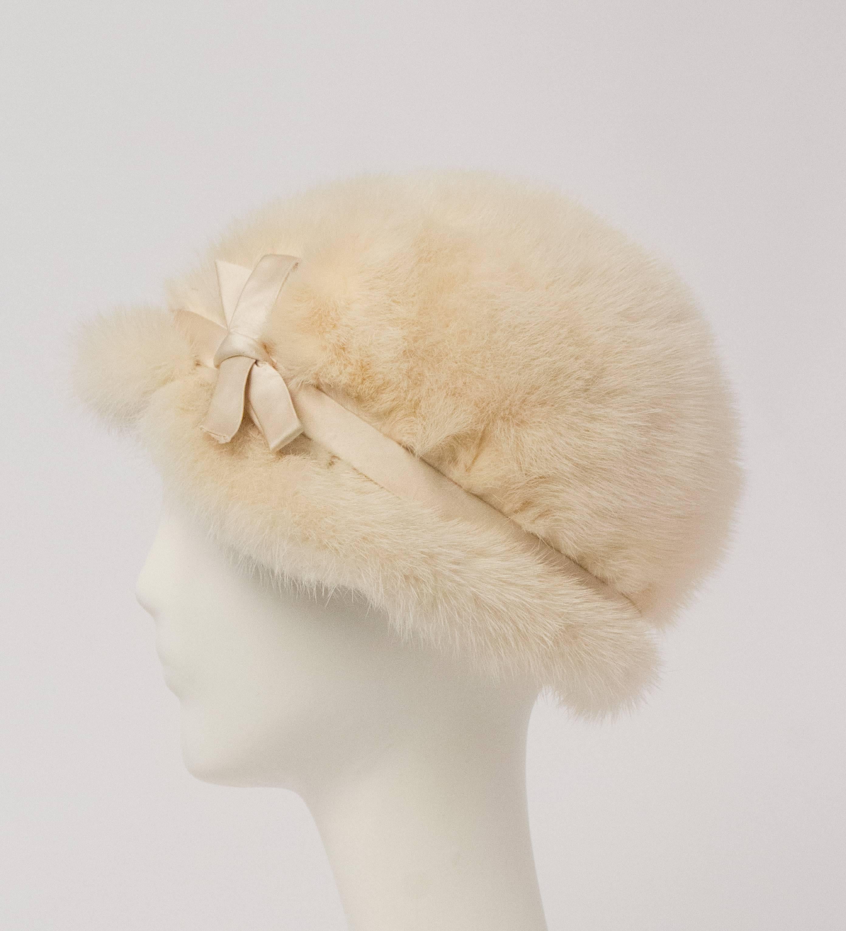 60s cream mink hat with satin band and bow. Wire edged brim for shaping. Grosgrain interior hat band. Lined. 

Measurements 

21 1/2 interior circumference

