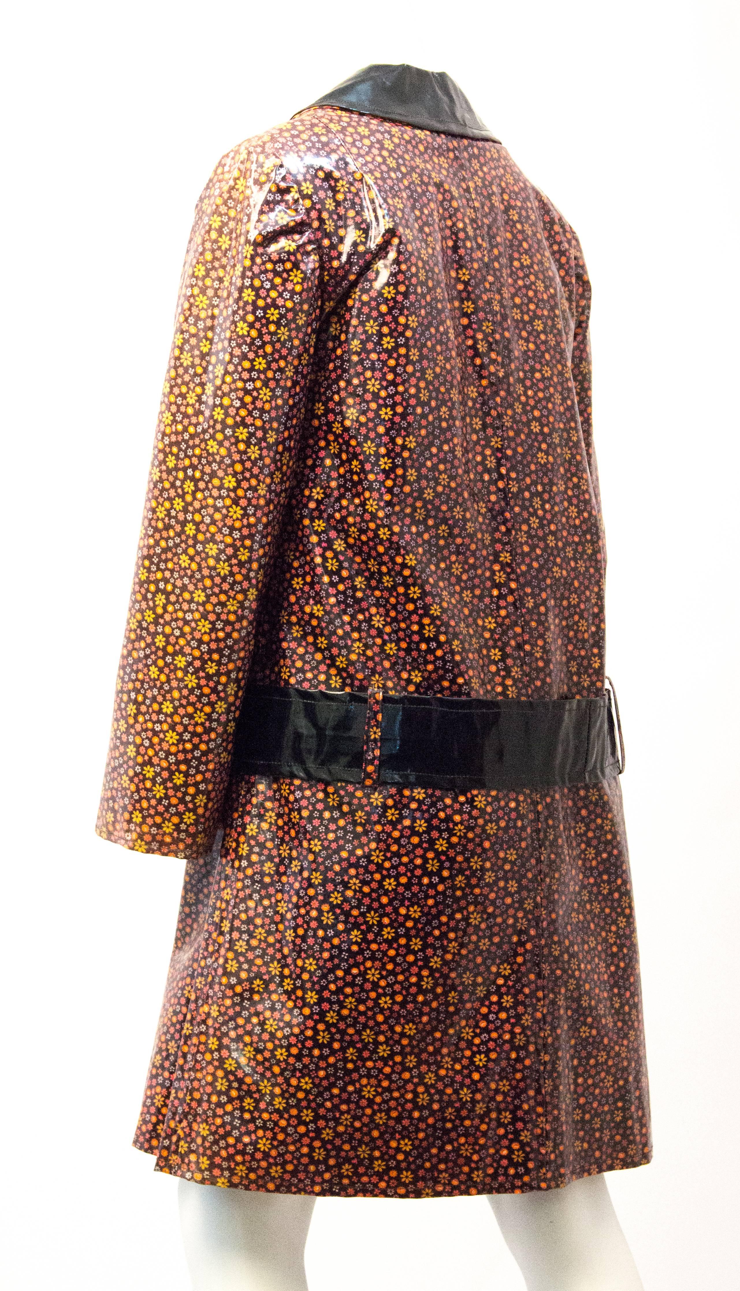 Marron Manteau de pluie modulaire en vinyle à imprimé fleuri, années 1960 en vente
